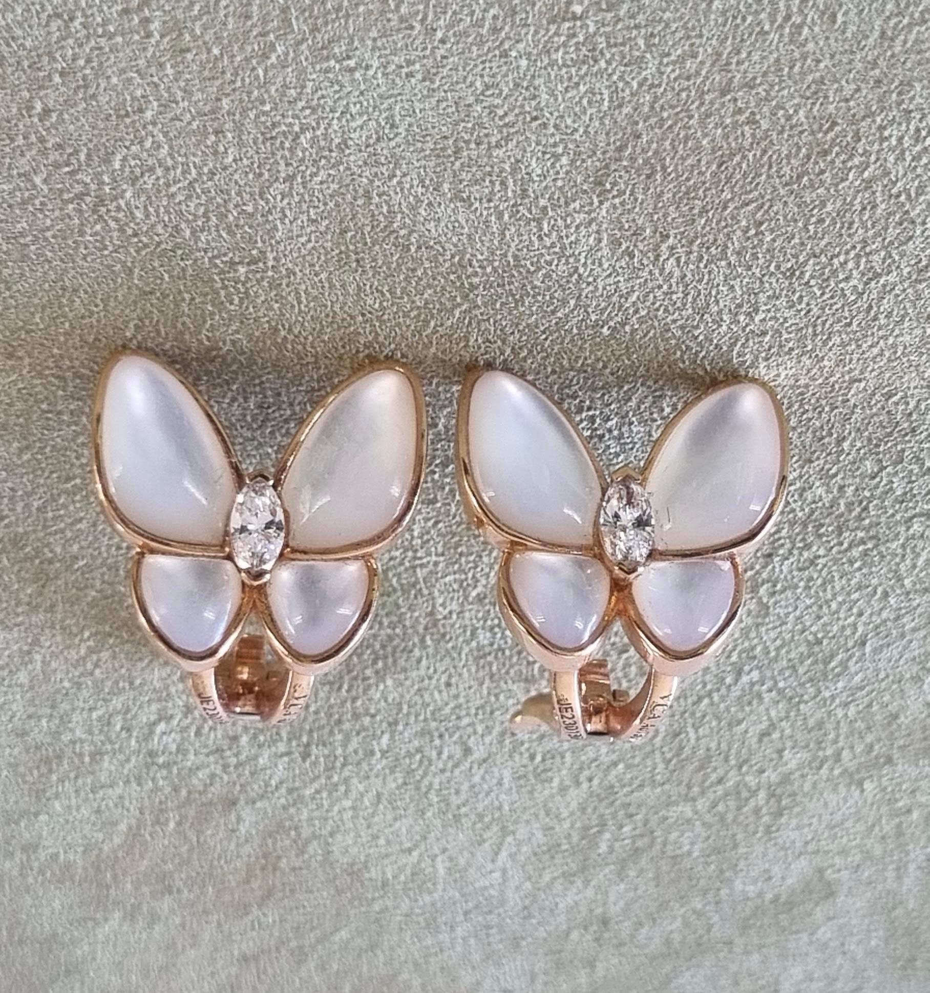 Two Butterfly earrings, 18K rose gold, white mother-of-pearl, rhodium plated 18K white gold, marquise-cut diamonds, diamond quality DEF, IF to VVS.
REF.VCARO8FN00
Diamond: 2 stones, 0.31 carat
Mother-of-pearl: 8 stones
Clip back with detachable stem