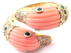 Van Cleef & Arpels Bague Deux canards en or jaune avec corail, diamants et émeraudes