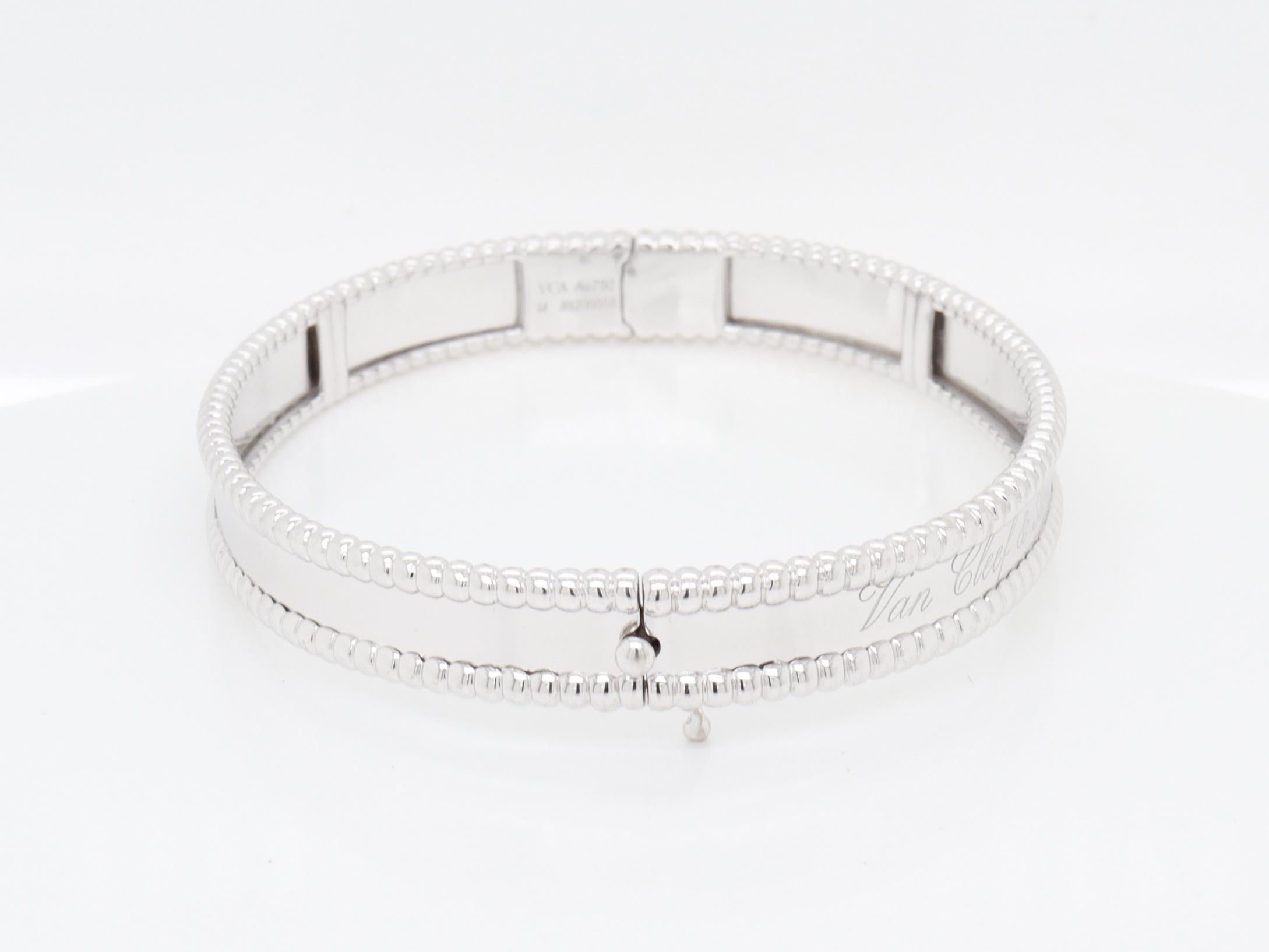 Van Cleef & Arpels VCA Bracelet Perlée Signature en or blanc 18 carats, modèle moyen en vente 5