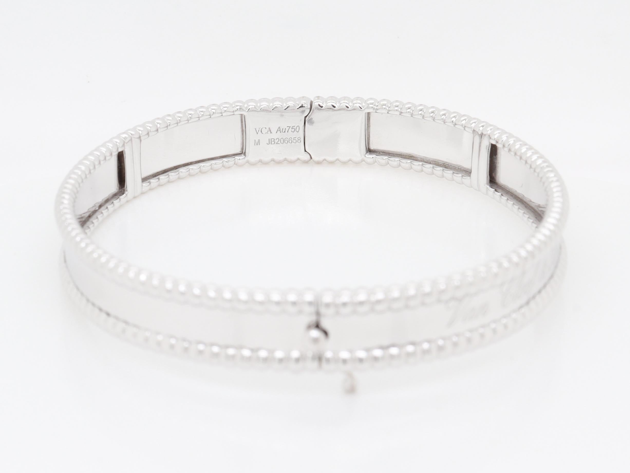 Van Cleef & Arpels VCA Bracelet Perlée Signature en or blanc 18 carats, modèle moyen en vente 6