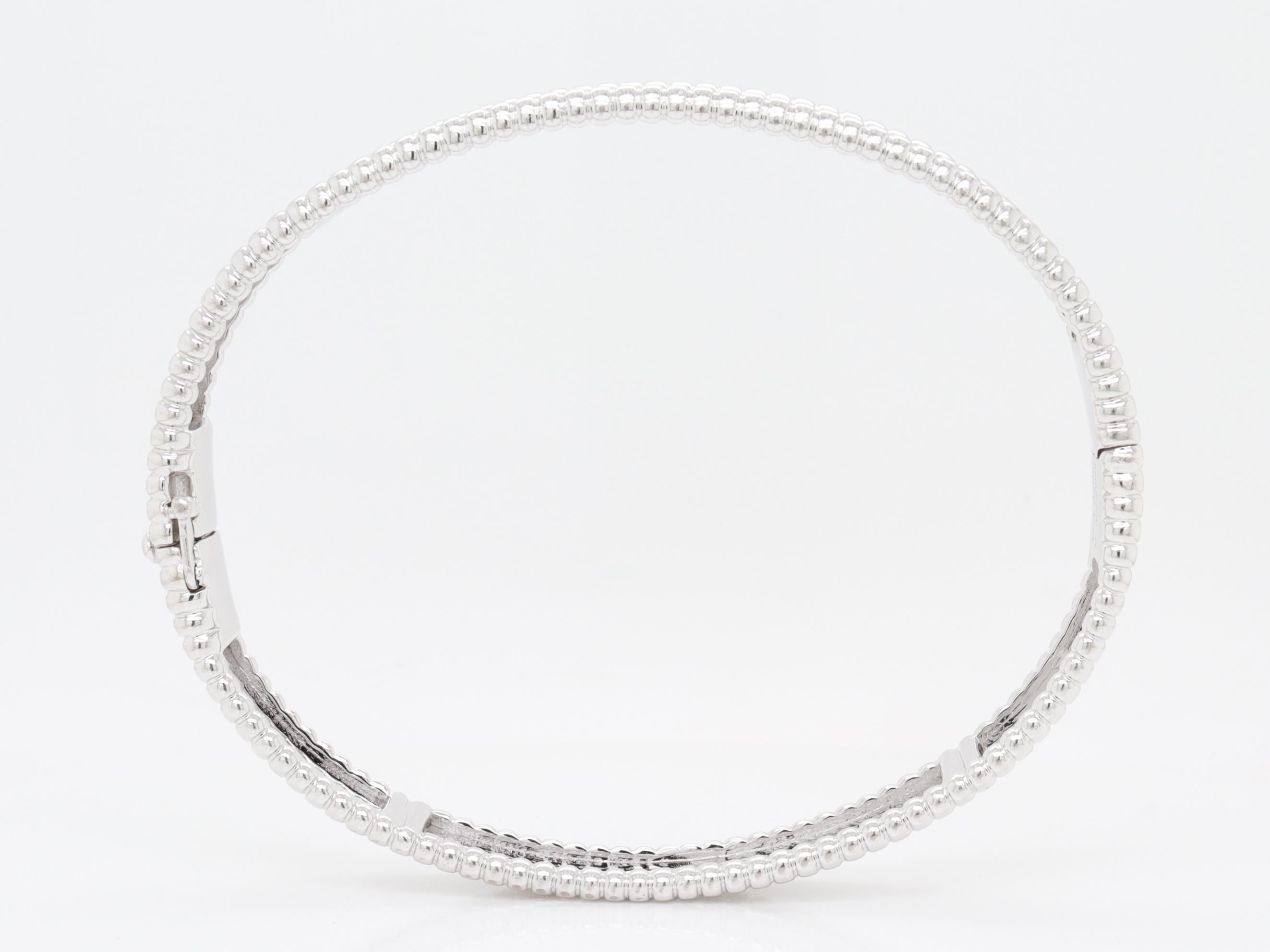 Van Cleef & Arpels VCA Bracelet Perlée Signature en or blanc 18 carats, modèle moyen en vente 7