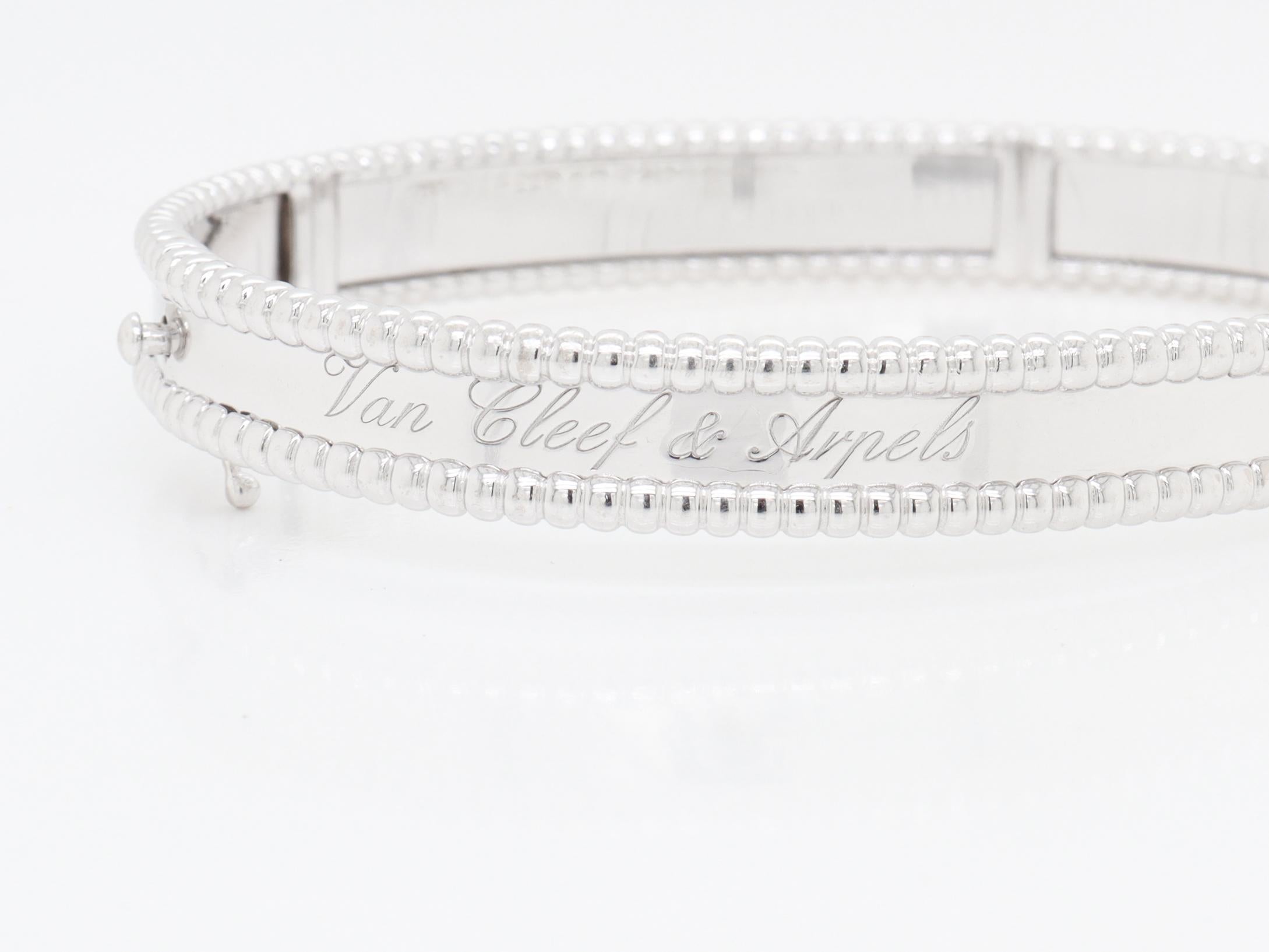 Van Cleef & Arpels VCA Bracelet Perlée Signature en or blanc 18 carats, modèle moyen en vente 8