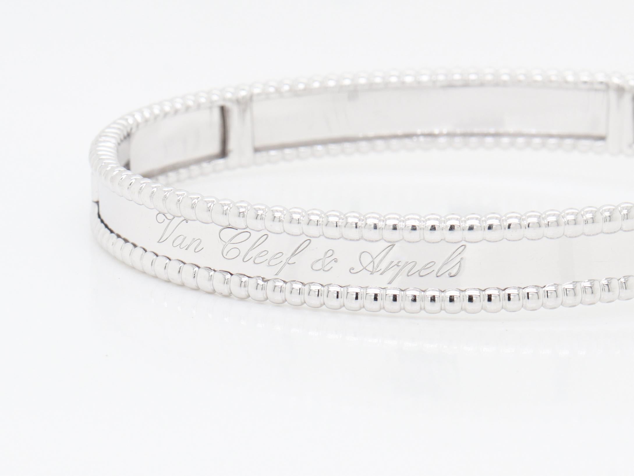 Van Cleef & Arpels VCA Bracelet Perlée Signature en or blanc 18 carats, modèle moyen en vente 9