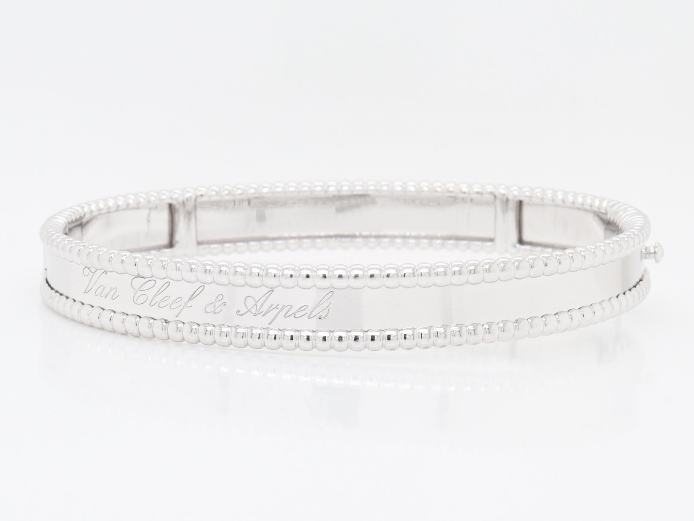Van Cleef & Arpels VCA Bracelet Perlée Signature en or blanc 18 carats, modèle moyen État moyen - En vente à Philadelphia, PA