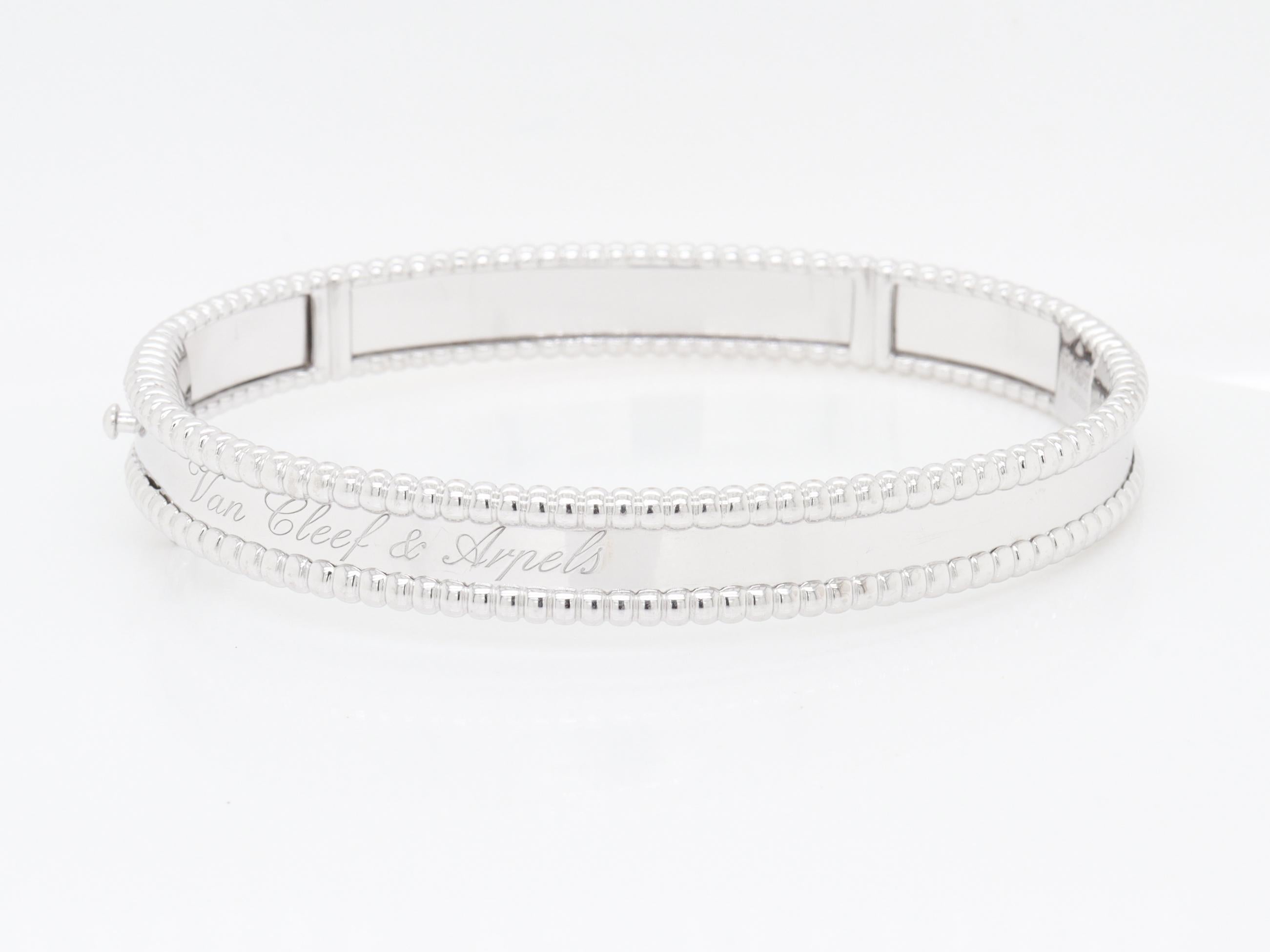 Van Cleef & Arpels VCA Bracelet Perlée Signature en or blanc 18 carats, modèle moyen Pour femmes en vente