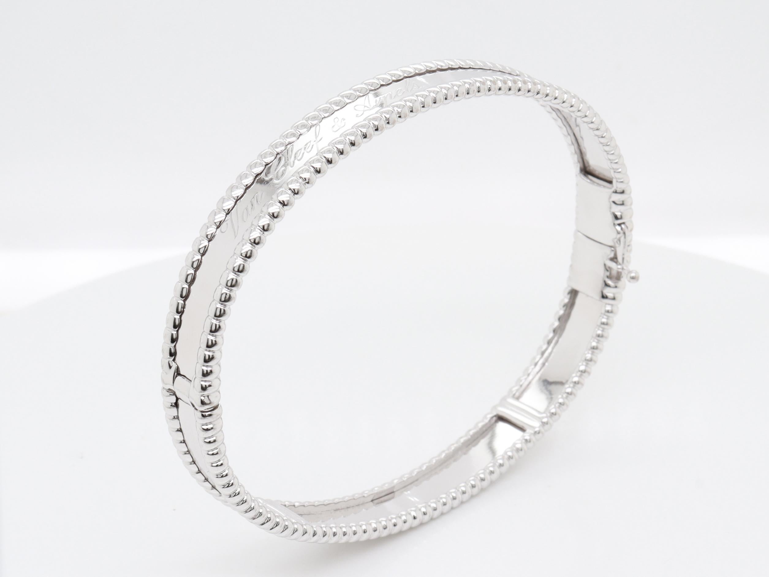 Van Cleef & Arpels VCA Bracelet Perlée Signature en or blanc 18 carats, modèle moyen en vente 1