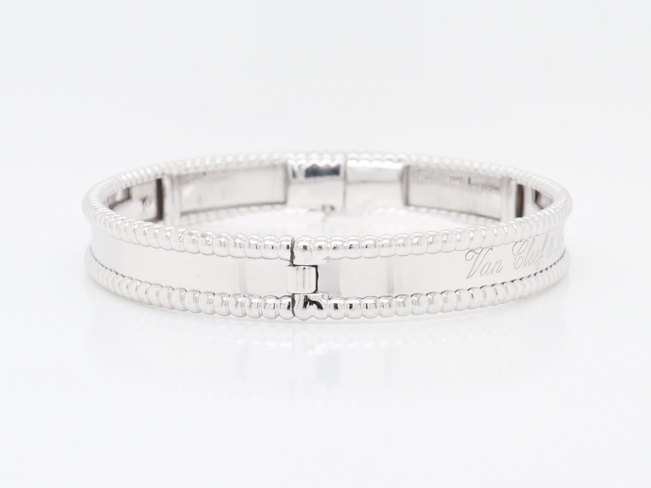 Van Cleef & Arpels VCA Bracelet Perlée Signature en or blanc 18 carats, modèle moyen en vente 2