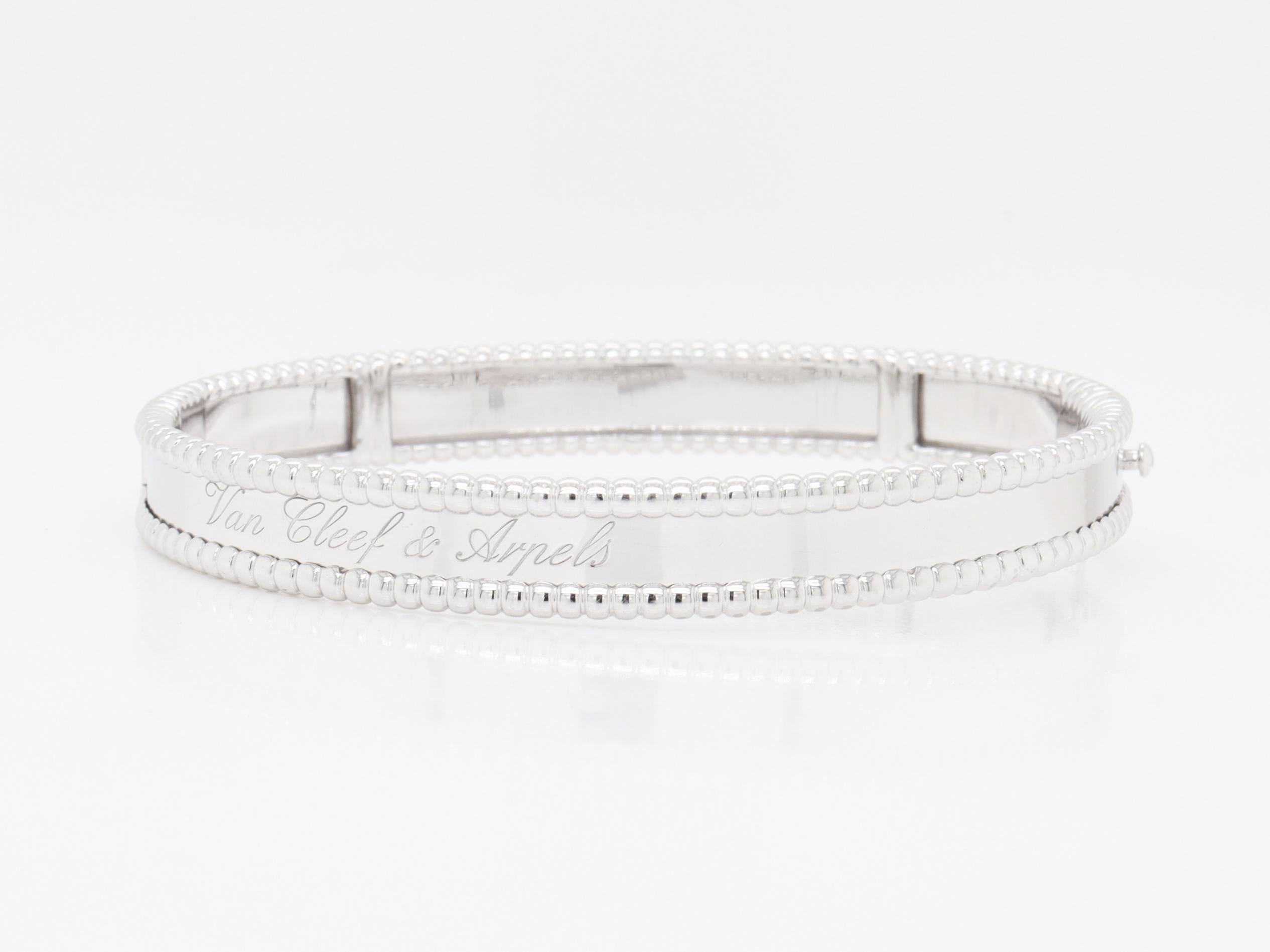 Van Cleef & Arpels VCA Bracelet Perlée Signature en or blanc 18 carats, modèle moyen en vente 3
