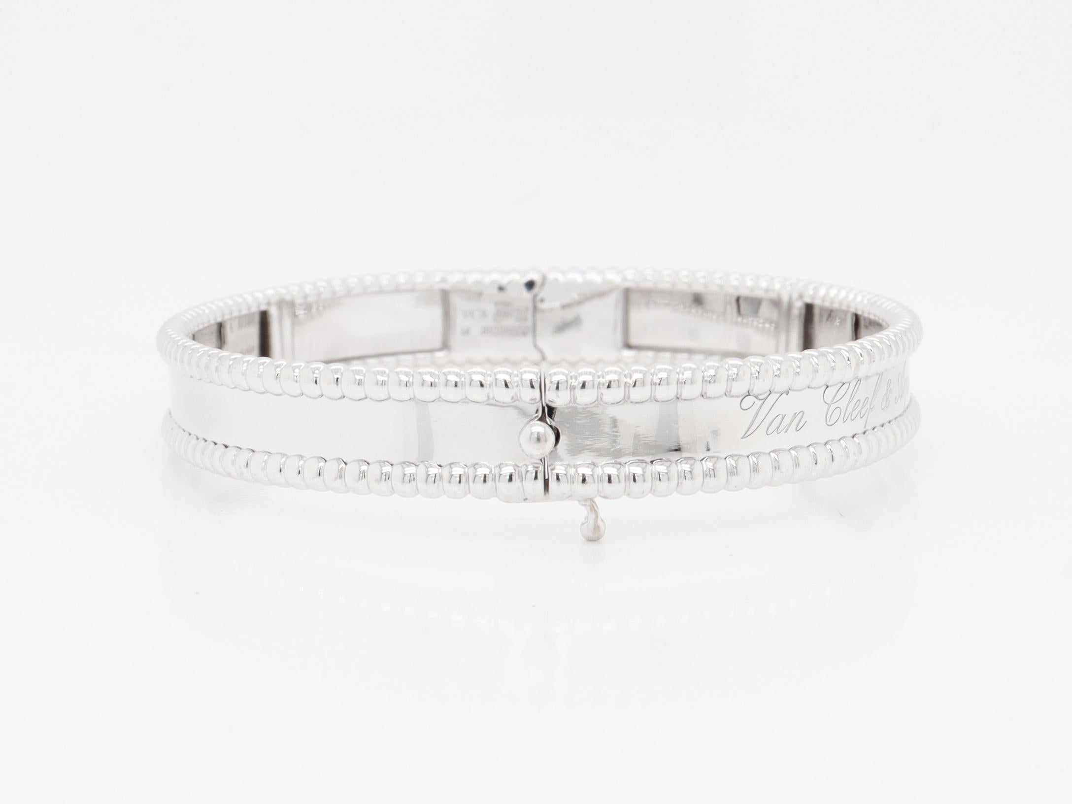 Van Cleef & Arpels VCA Bracelet Perlée Signature en or blanc 18 carats, modèle moyen en vente 4