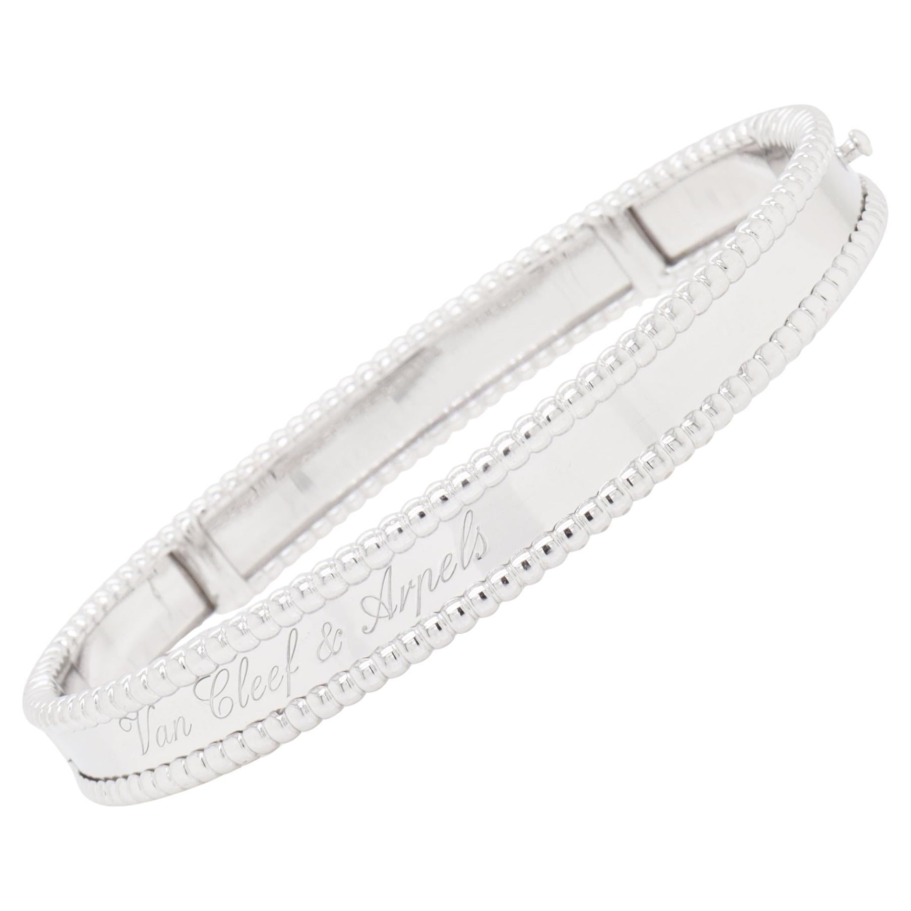 Van Cleef & Arpels VCA Bracelet Perlée Signature en or blanc 18 carats, modèle moyen en vente