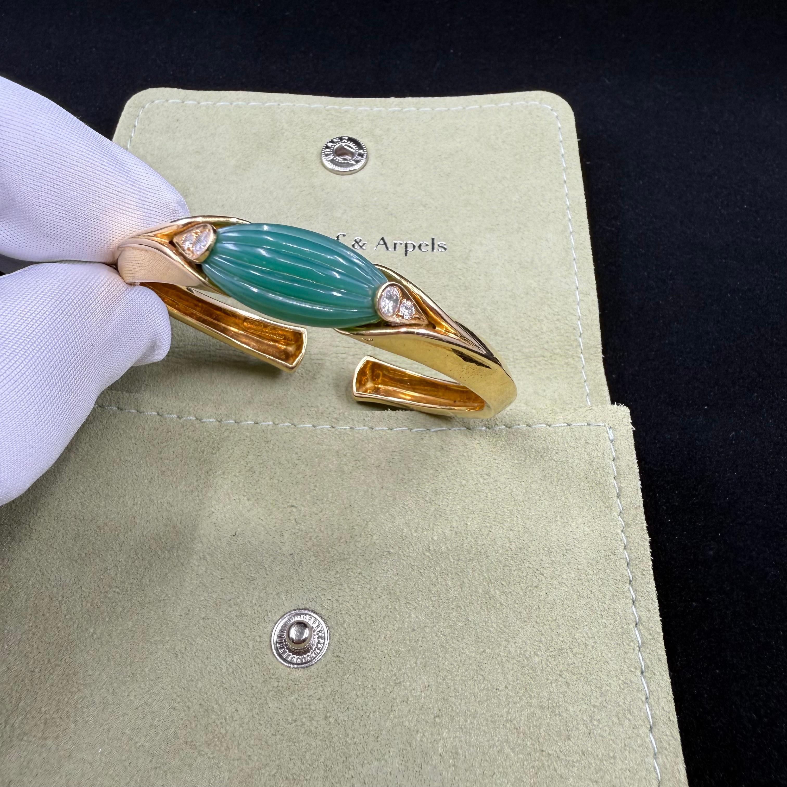 Questo squisito bracciale Van Cleef & Arpels rappresenta un capolavoro dell'alta gioielleria francese del 1971. Realizzato meticolosamente a mano in oro giallo 18 carati, questo pezzo storico presenta una splendida gemma di crisoprasio verde del