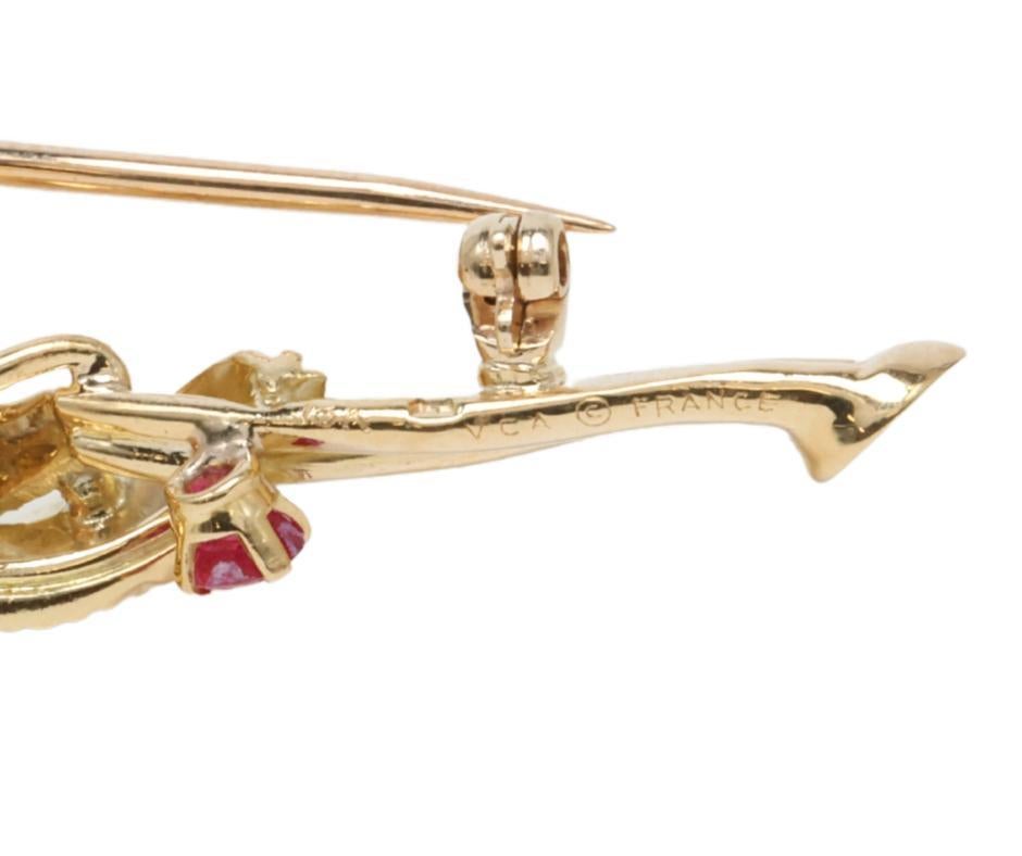 Van Cleef & Arpels Frankreich Rubin und 18k Gelbgold Feder Brosche CIRCA 1965 

Brosche 
    Metall - 18k Gelbgold 
    Gewicht - 15,5 G
    Abmessungen - 2.75in x 1.0in 
    Unterschrift - V.C.A. Frankreich 
    Punzierungen - Französisch 

Steine