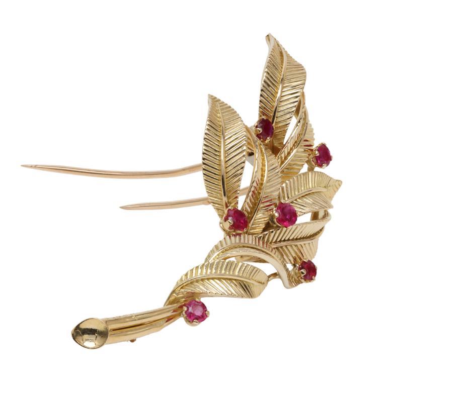 Van Cleef & Arpels (VCA) Frankreich Federbrosche, Rubin und 18 Karat Gelbgold im Angebot 1