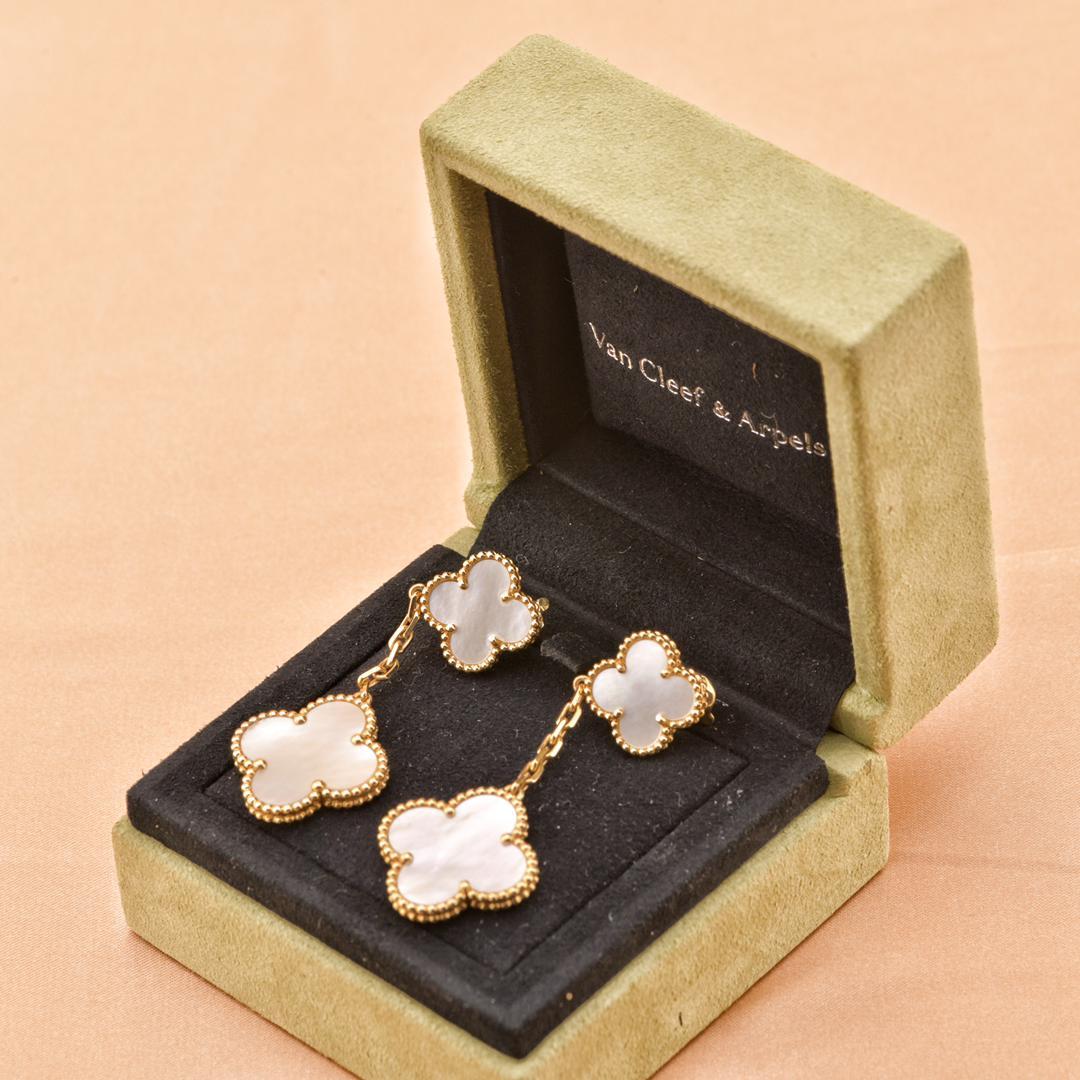 Dandelion Antiques Code	AT-1442
Brand	                                Van Cleef & Arpels
Model	                                ARD78800
Date	                                Circa 2019
Serial No                                