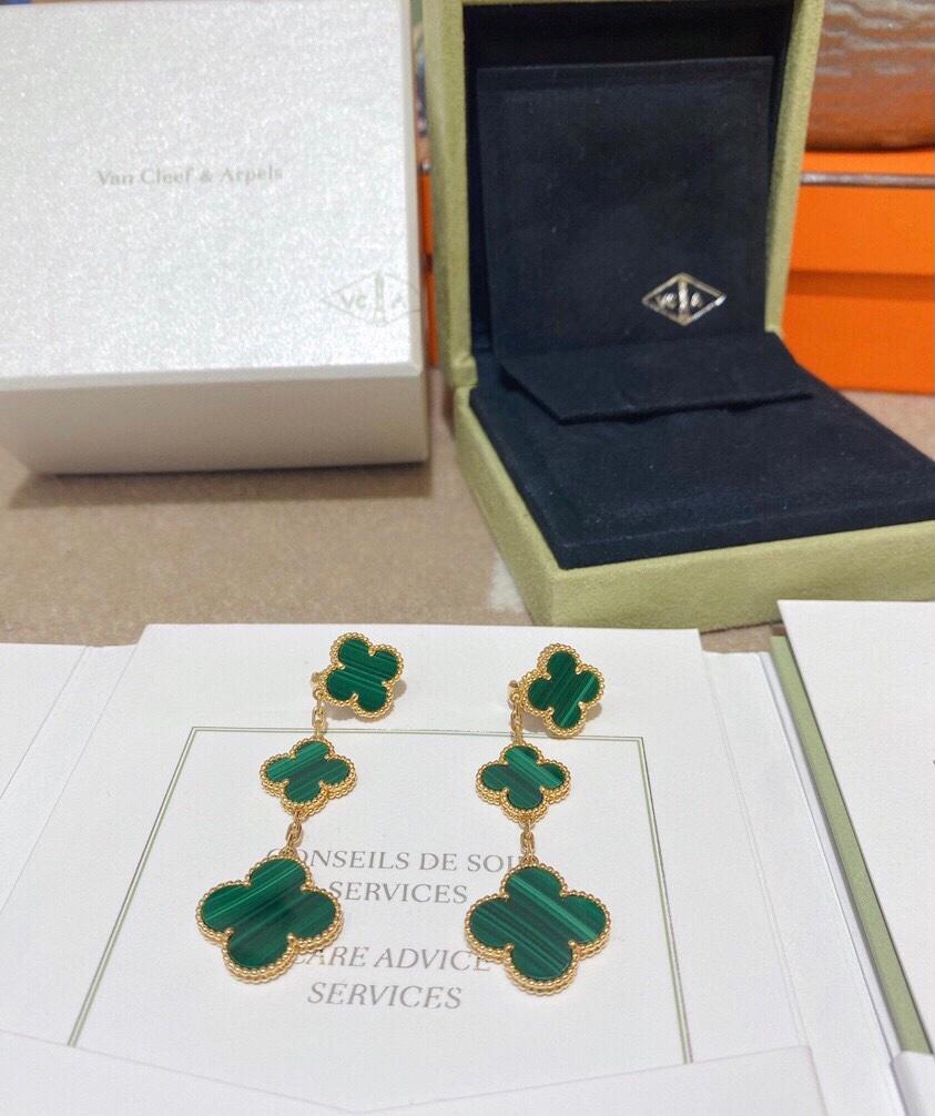 A pair of beautiful three motif drop earrings, crafted by Van Cleef & Arpels for iconic Magic Alhambra collection, with malachite stones.
The pendant comes with a VCA original box and certificate of authenticity. 
Retail Price: