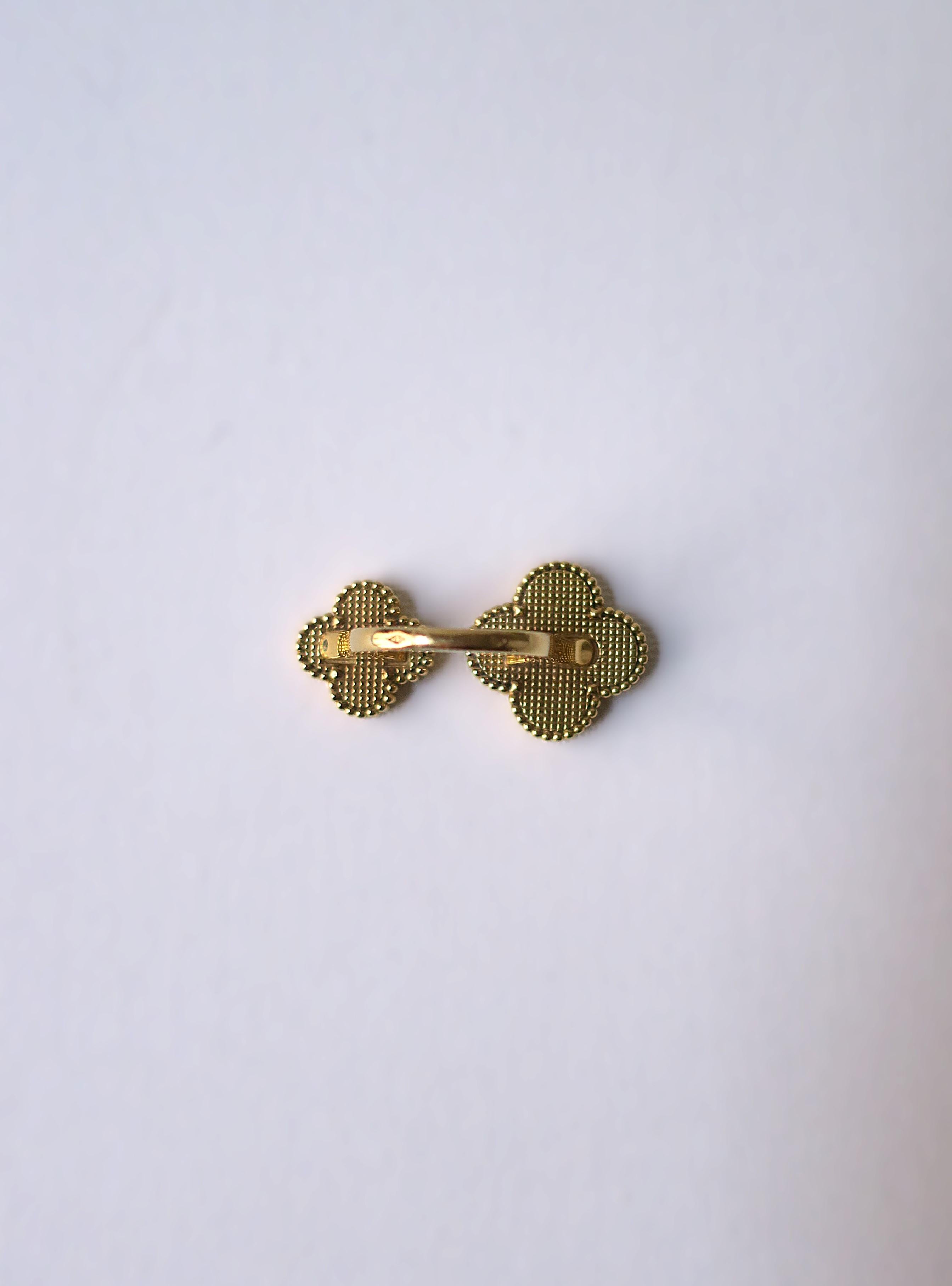 Van Cleef & Arpels VCA Magic Alhambra Perlmutt Ring zwischen den Fingern im Angebot 5