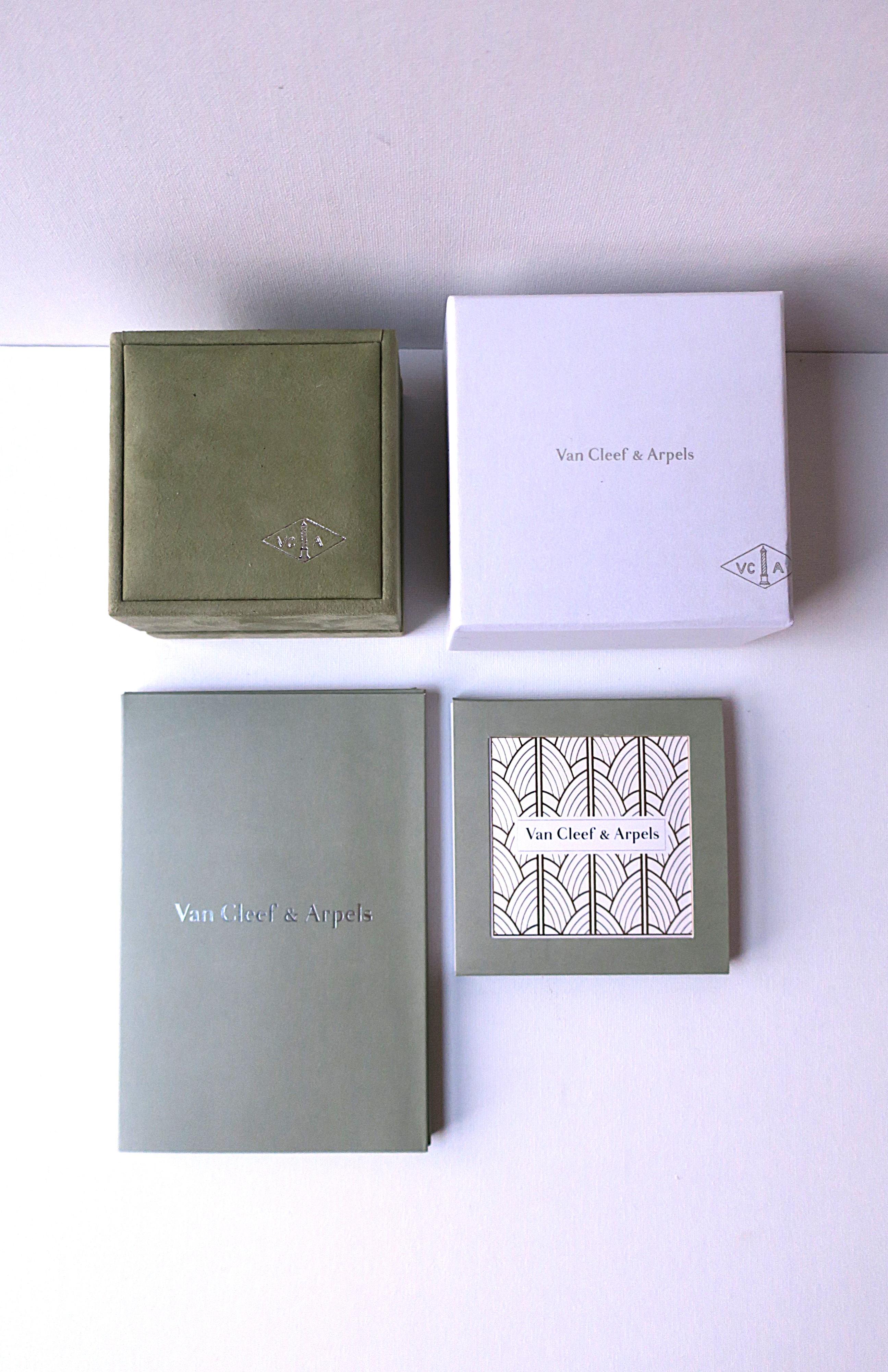 Van Cleef & Arpels VCA Magic Alhambra Perlmutt Ring zwischen den Fingern im Angebot 8