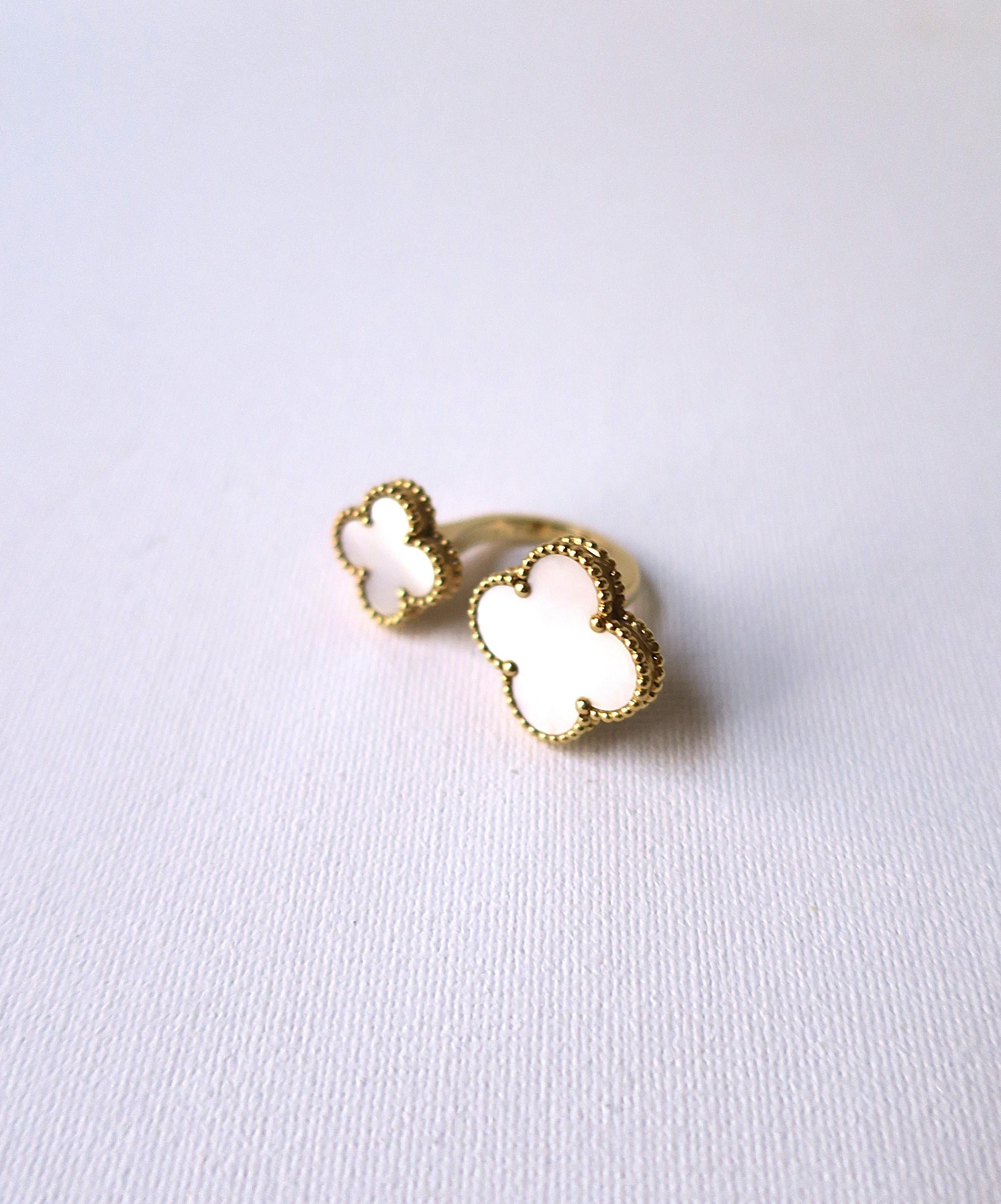 Ein sehr schöner Van Cleef & Arpels Magic Alhambra Ring aus 18-karätigem Gelbgold und weißem Perlmutt 'Between the Finger', 2021, Frankreich. Ringgröße: Euro 52/6.5 US. Hergestellt in Frankreich, gekauft in New York, NY. Ein wunderschöner Ring, den