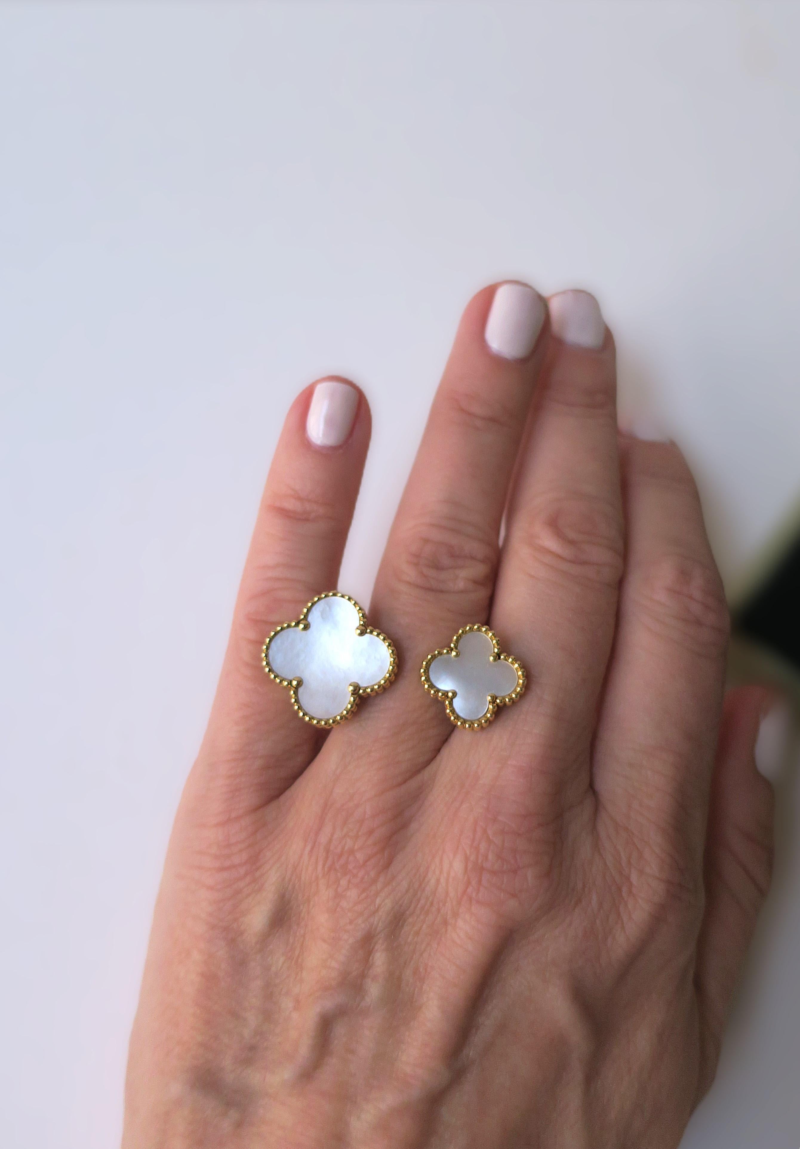 Van Cleef & Arpels VCA Magic Alhambra Perlmutt Ring zwischen den Fingern (Zeitgenössisch) im Angebot