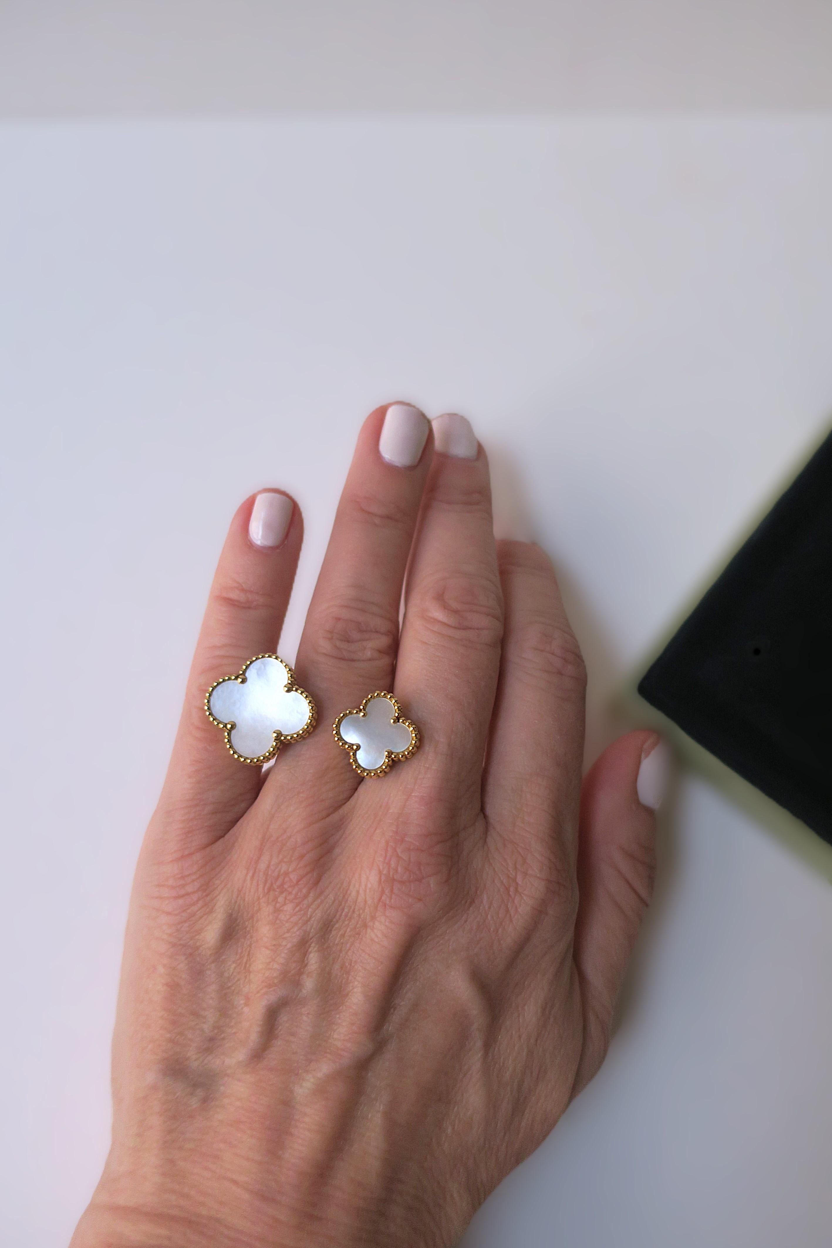 Van Cleef & Arpels VCA Magic Alhambra Perlmutt Ring zwischen den Fingern im Zustand „Hervorragend“ im Angebot in New York, NY
