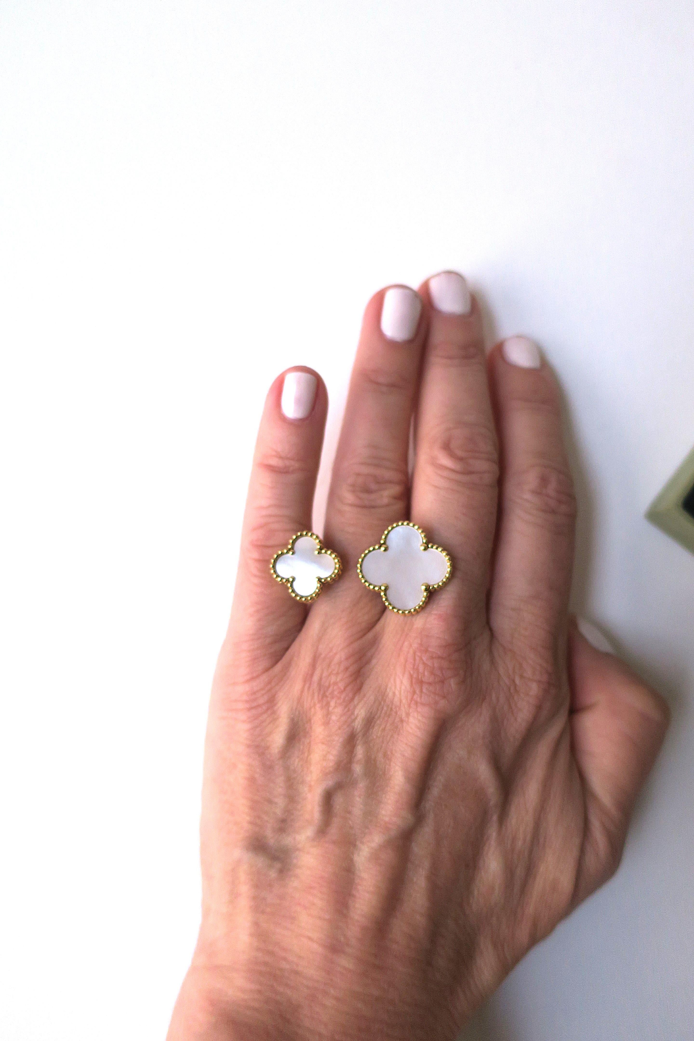 Van Cleef & Arpels VCA Magic Alhambra Perlmutt Ring zwischen den Fingern für Damen oder Herren im Angebot