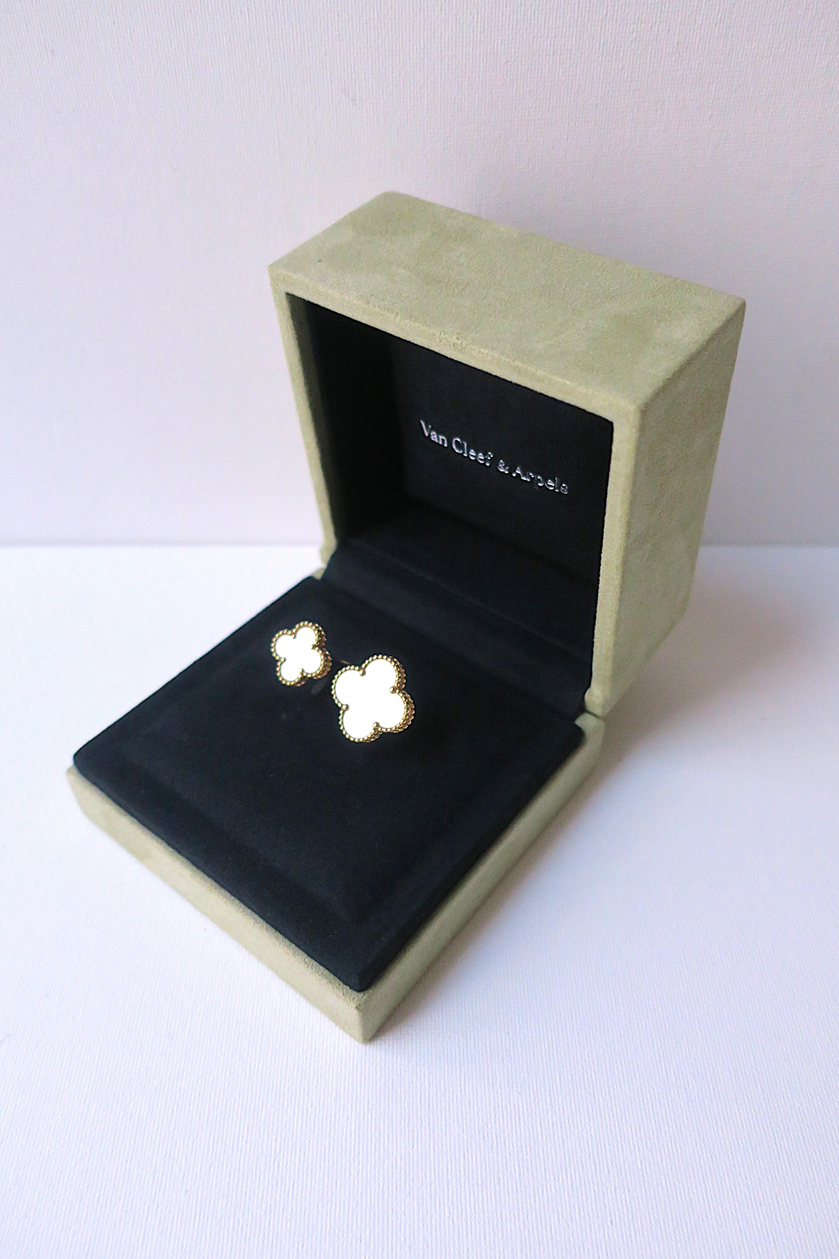 Van Cleef & Arpels VCA Magic Alhambra Perlmutt Ring zwischen den Fingern im Angebot 2