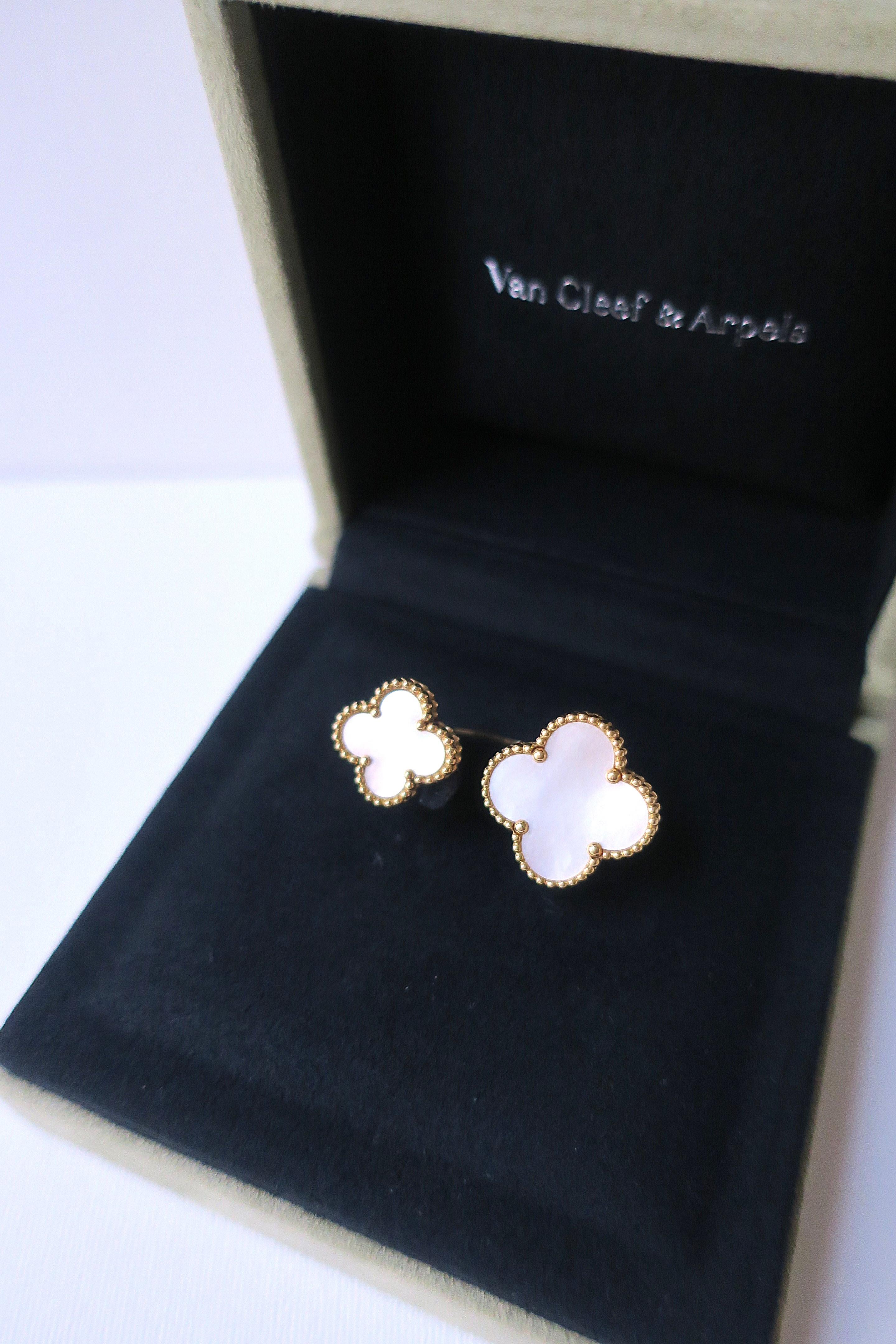 Van Cleef & Arpels VCA Magic Alhambra Perlmutt Ring zwischen den Fingern im Angebot 3