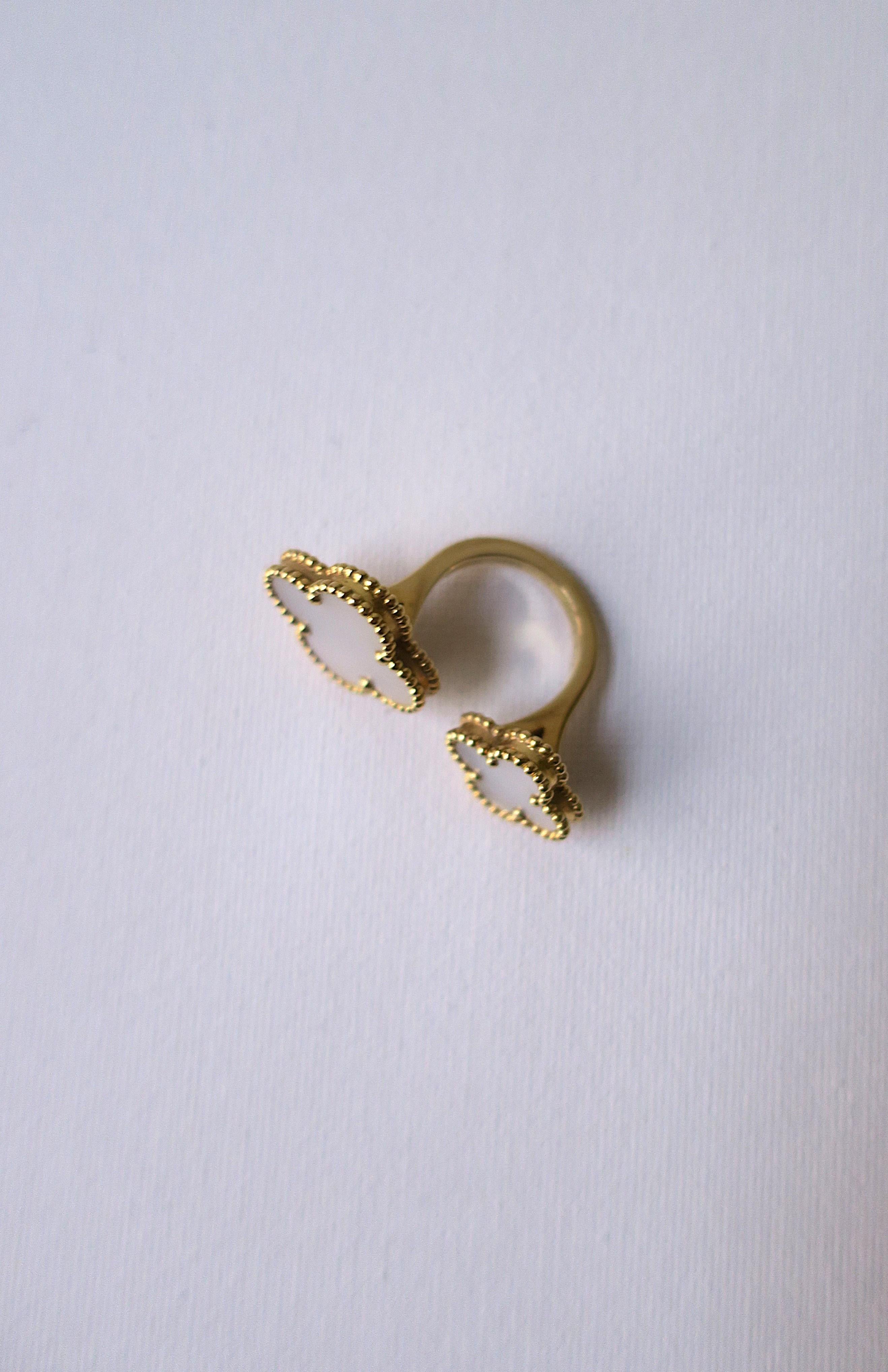 Van Cleef & Arpels VCA Magic Alhambra Perlmutt Ring zwischen den Fingern im Angebot 4