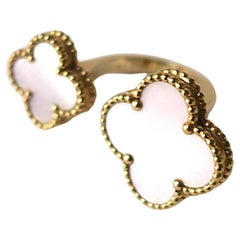 Van Cleef & Arpels VCA Magic Alhambra, bague entre les doigts