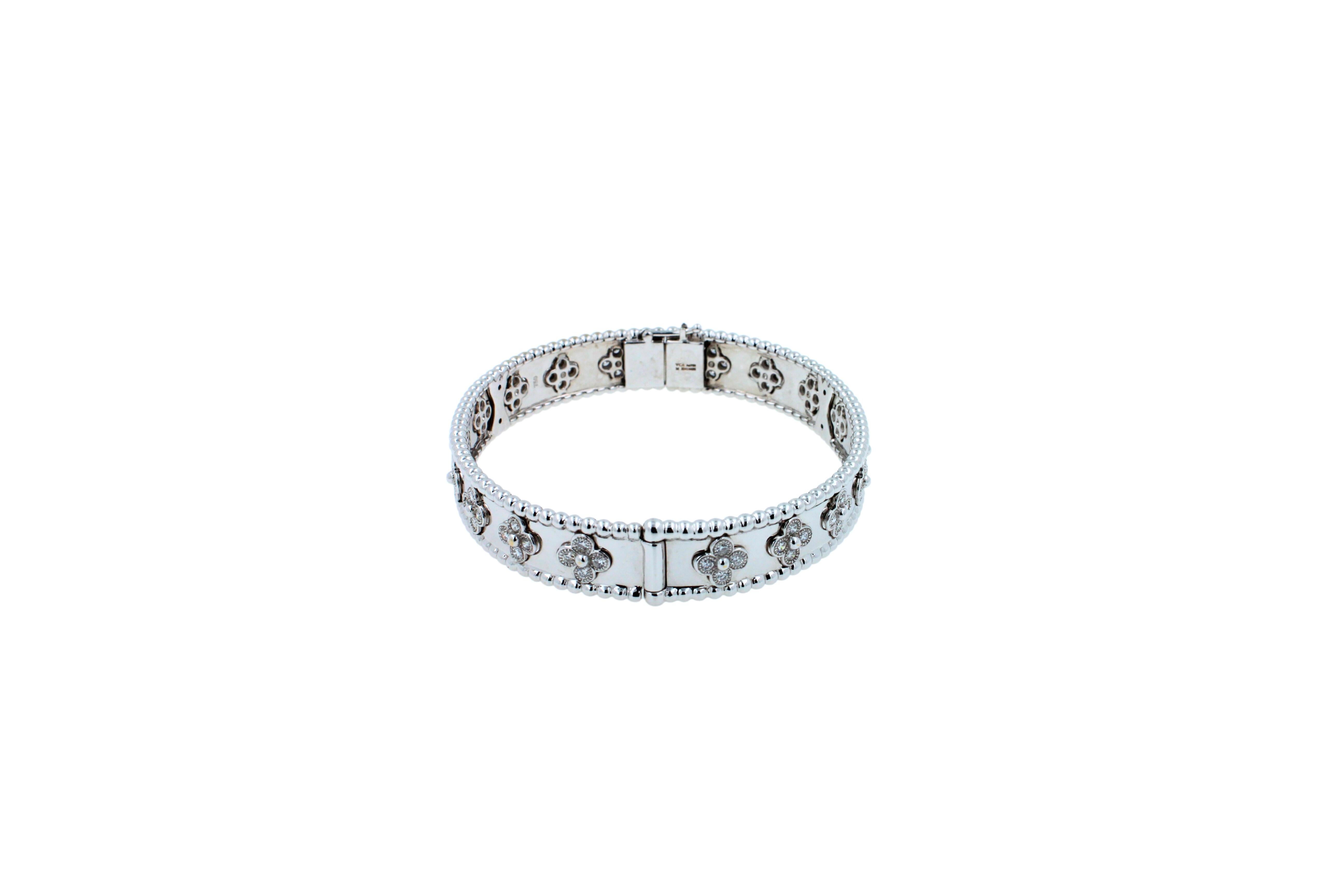Van Cleef & Arpels VCA Perlee Kleeblatt-Armreif aus 18 Karat Weißgold mit Diamanten (Moderne)