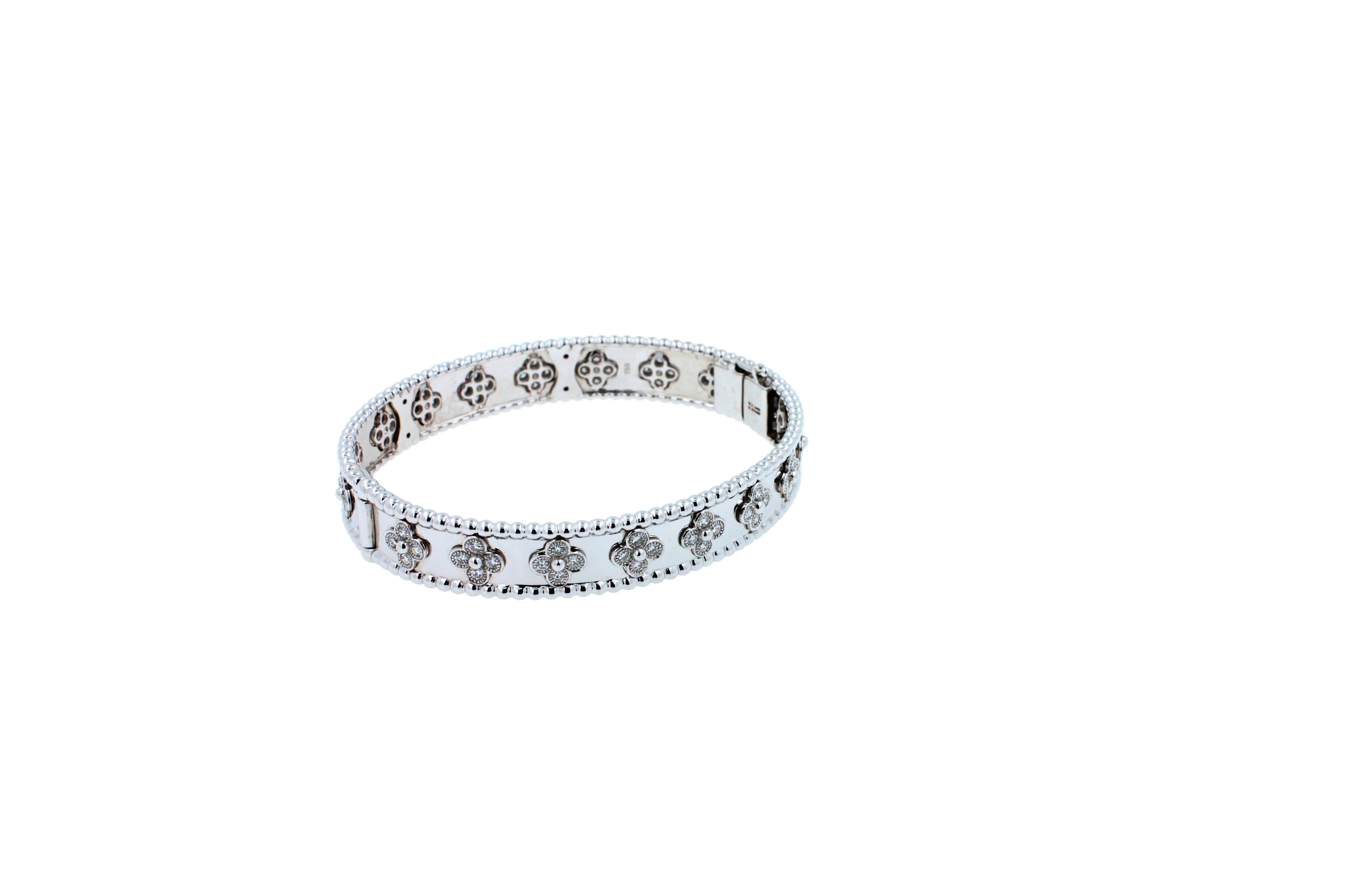 Van Cleef & Arpels VCA Perlee Kleeblatt-Armreif aus 18 Karat Weißgold mit Diamanten (Rundschliff)