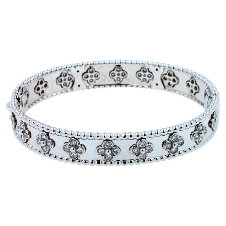 Van Cleef and Arpels Bracelet jonc en or blanc 18 carats avec perles en  forme de trèfle et diamants VCA En vente sur 1stDibs