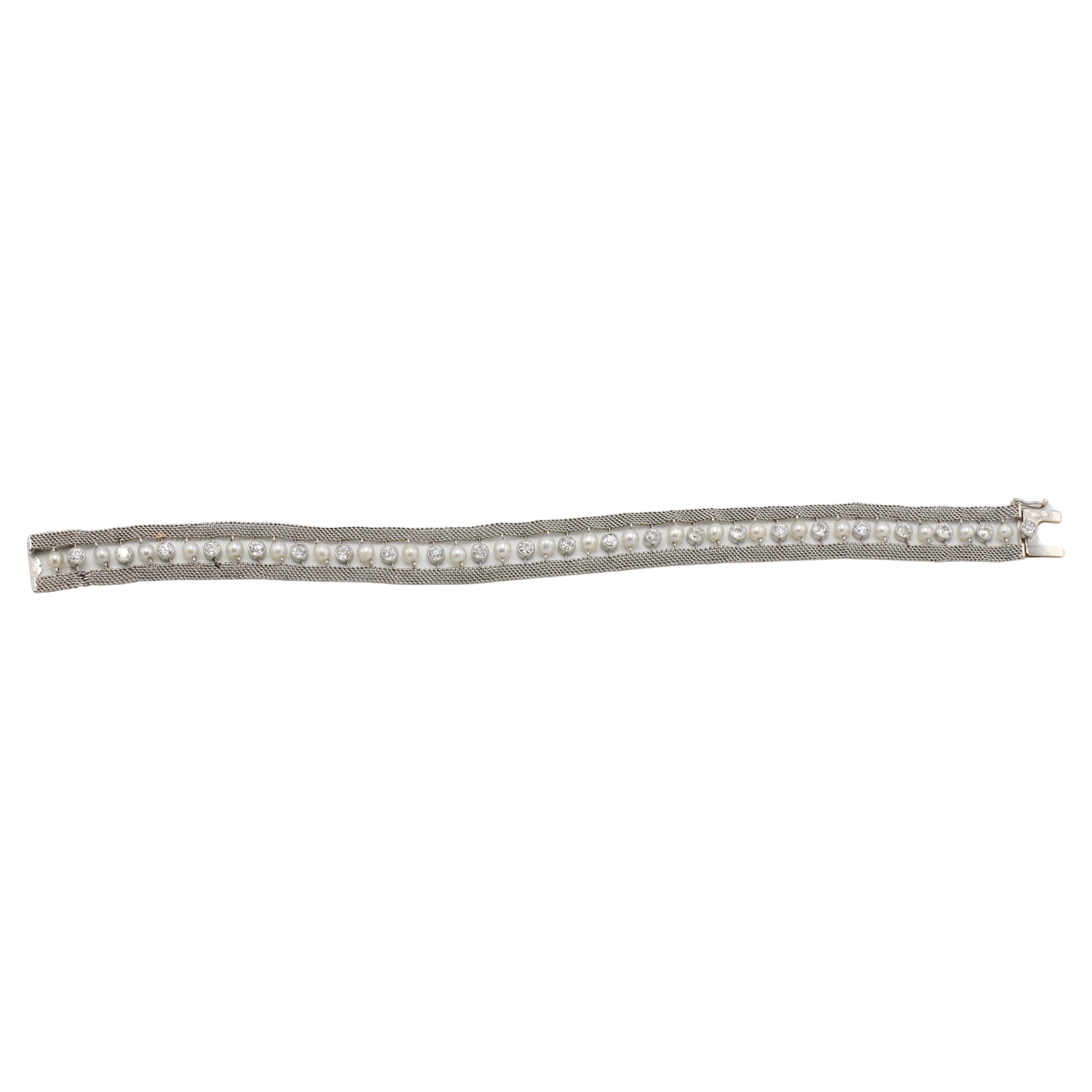 Bracciale Van Cleef & Arpels VCA in platino con diamanti taglio europeo e perle
Metallo: Platino
Peso: 15,03 grammi
Lunghezza: 7 pollici
Larghezza: 11,5 mm
Diamanti: 23 diamanti naturali taglio vecchio europeo, circa 2,50 CTW F-G VVS-VS 
Perle: 3,3