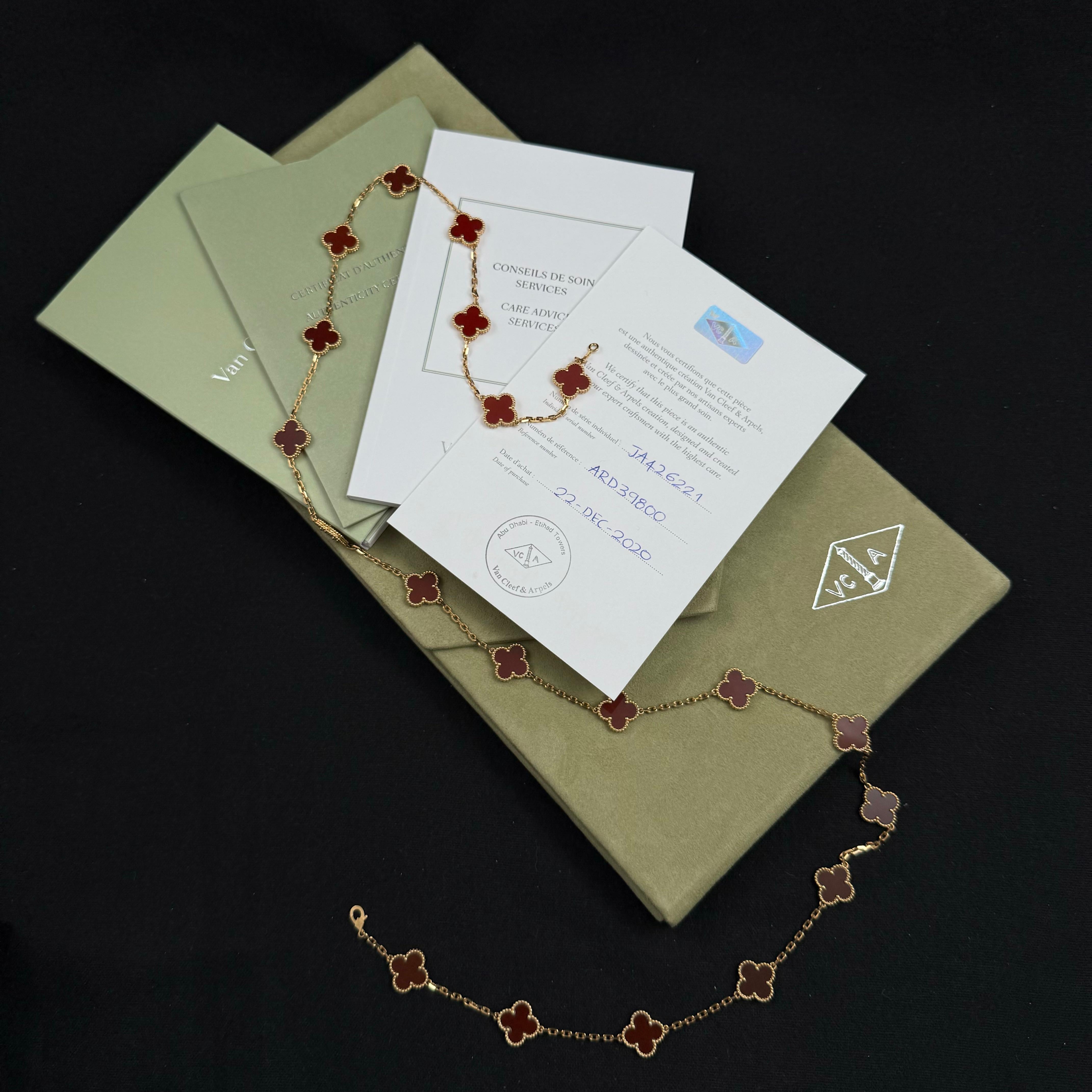 Van Cleef & Arpels VCA Vintage Alhambra collana lunga con 20 motivi in corniola e oro giallo 18 carati, rif. VCARD39800, dal 2020, set completo con scatola e documenti. Poiché ogni pietra è unica, il suo colore e le sue caratteristiche possono