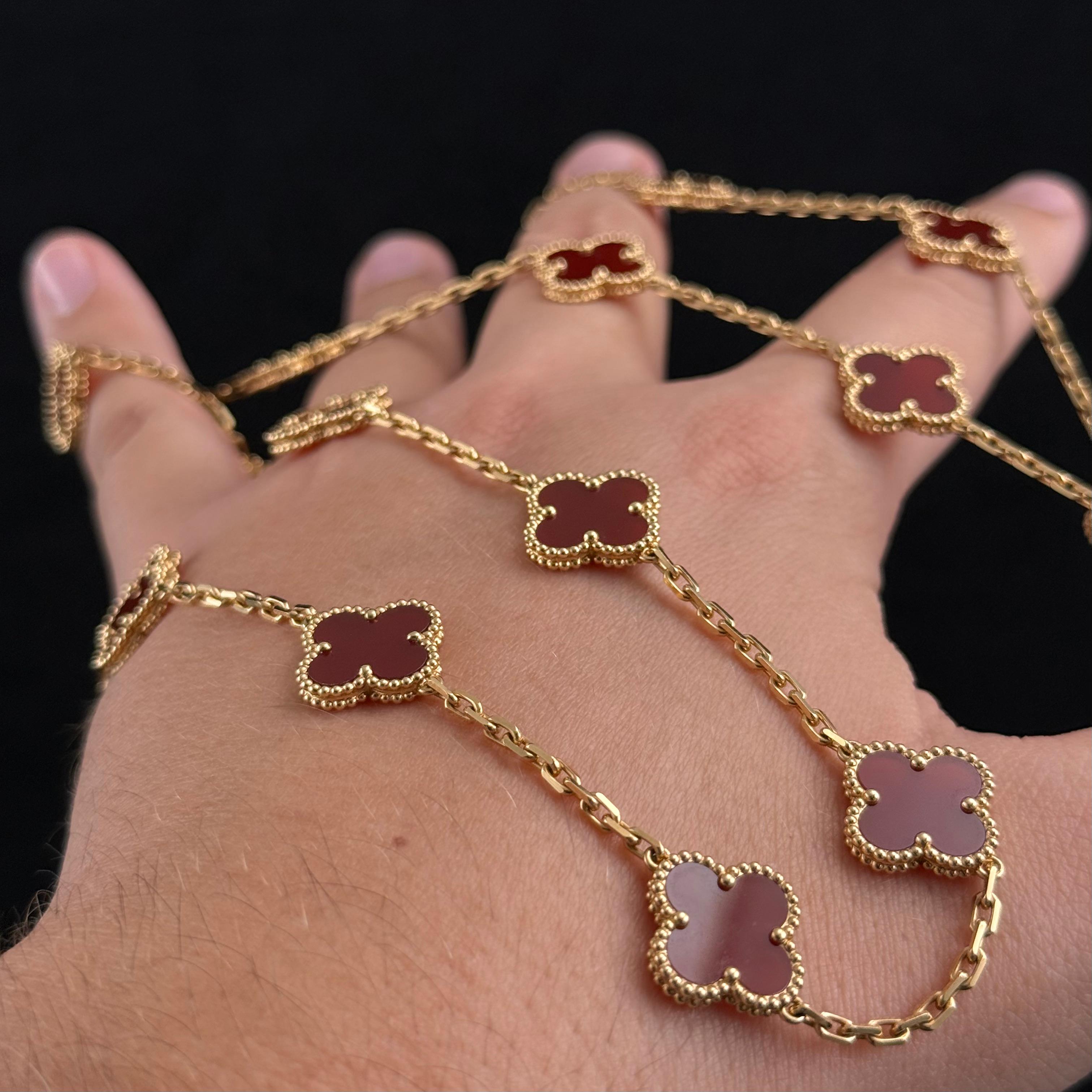 Grezzo Van Cleef & Arpels Van Cleef & Arpels Vintage Alhambra Collana lunga in corniola 20 motivi oro