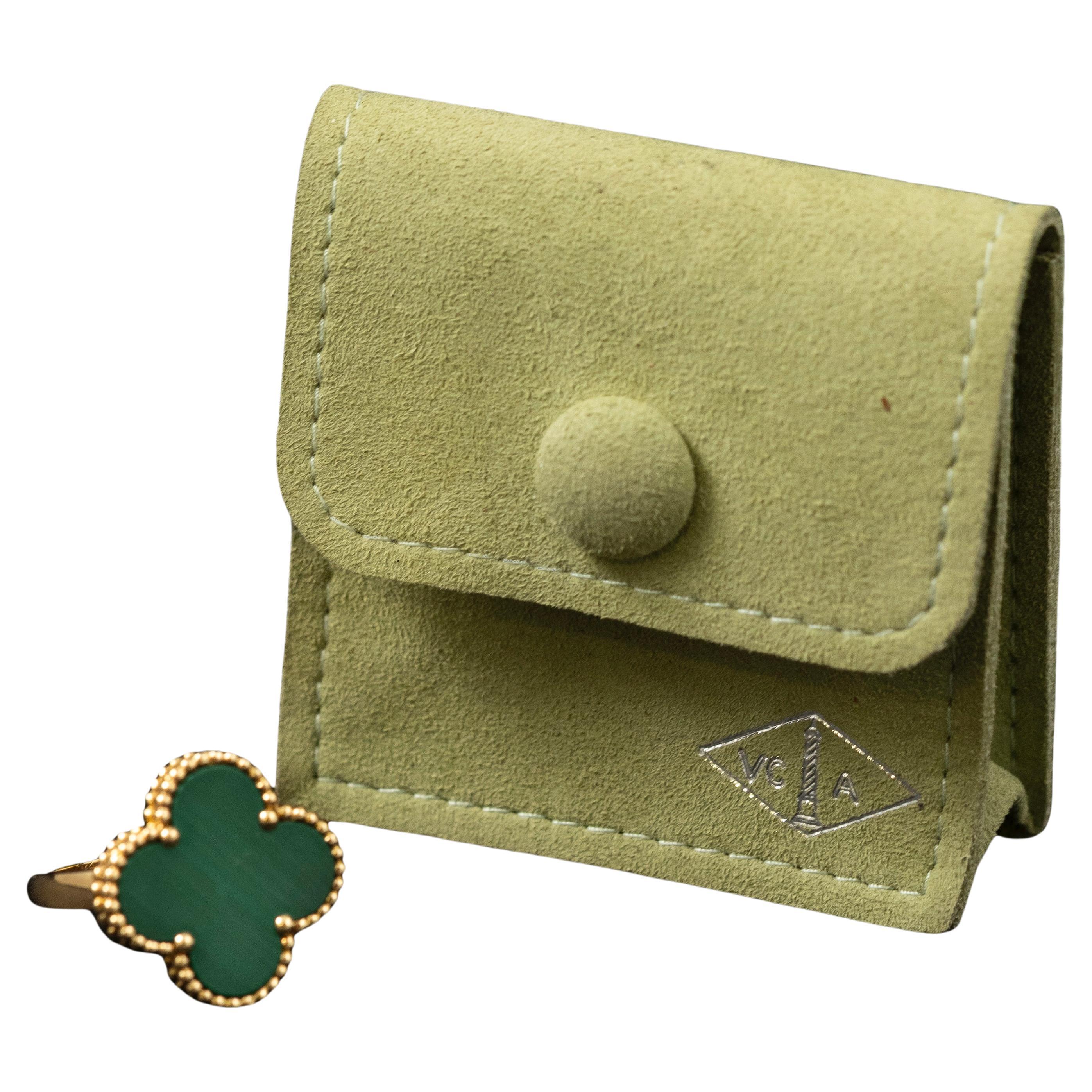 Van Cleef
Arpels VCA Vintage Alhambra Malachite 18K Yellow Gold Clover Ring