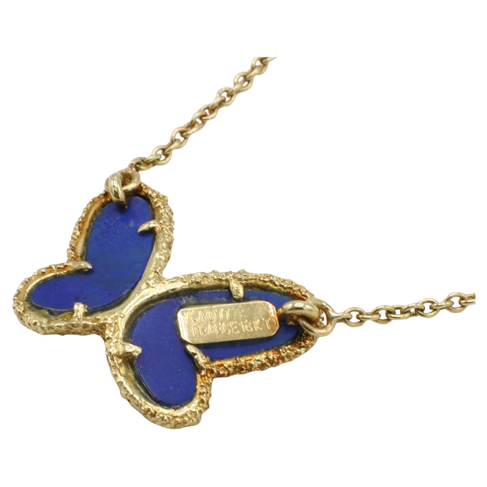 Van Cleef & Arpels Van Cleef & Arpels Vintage Butterfly Collana con ciondolo in lapislazzuli e diamanti 1977
Metallo: oro giallo 18 carati
Peso: 7.13 grammi
Diamante: Circa 0,025 carati di diamante naturale rotondo F VS
Ciondolo: 22 x 16 mm
Firmato: