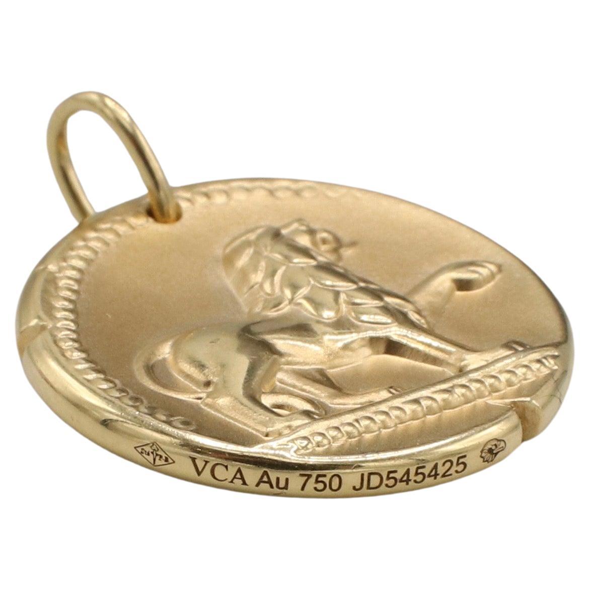 Modern Van Cleef & Arpels VCA Zodiac Medal Leo 18 Karat Yellow Gold Pendant Medallion 