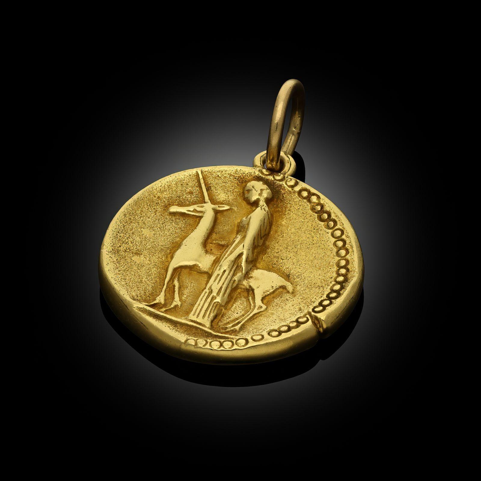 Van Cleef & Arpels Vintage 18ct Yellow Gold Zodiac Virgo Pendant In Excellent Condition For Sale In London, GB