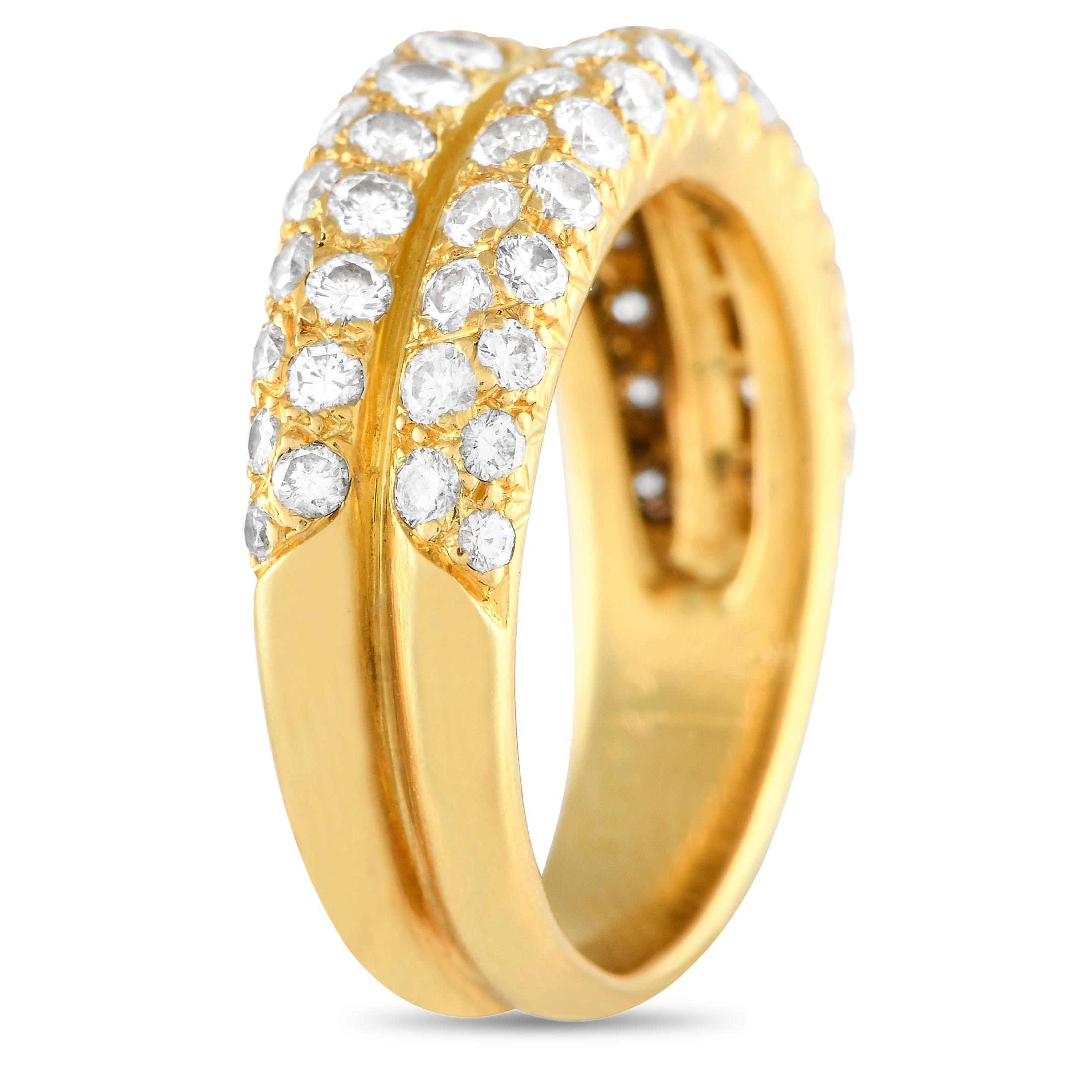 Célébrez votre amour éternel avec cette bague semi-éternelle de Van Cleef & Arpels. La bague en or jaune est dotée d'un double anneau pour un look moderne et superposé. Des diamants ronds brillants bordent la moitié de la circonférence du bracelet,