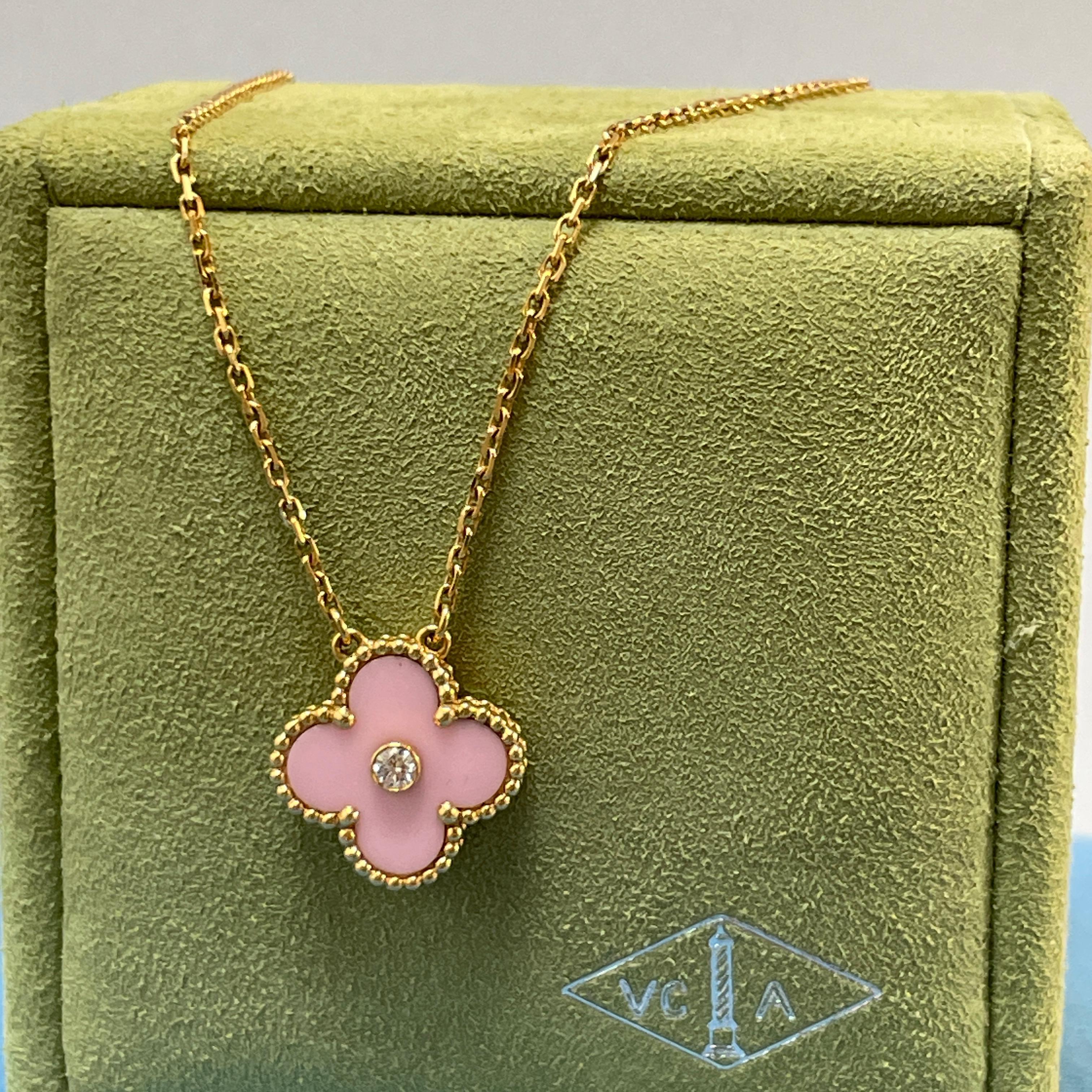 Élevez votre collection de bijoux avec l'exquis collier à pendentifs Alhambra, une pièce vintage rare qui allie merveilleusement élégance et charme. Réalisé en luxueux or jaune 18 carats, ce superbe collier présente un délicat pendentif en forme de