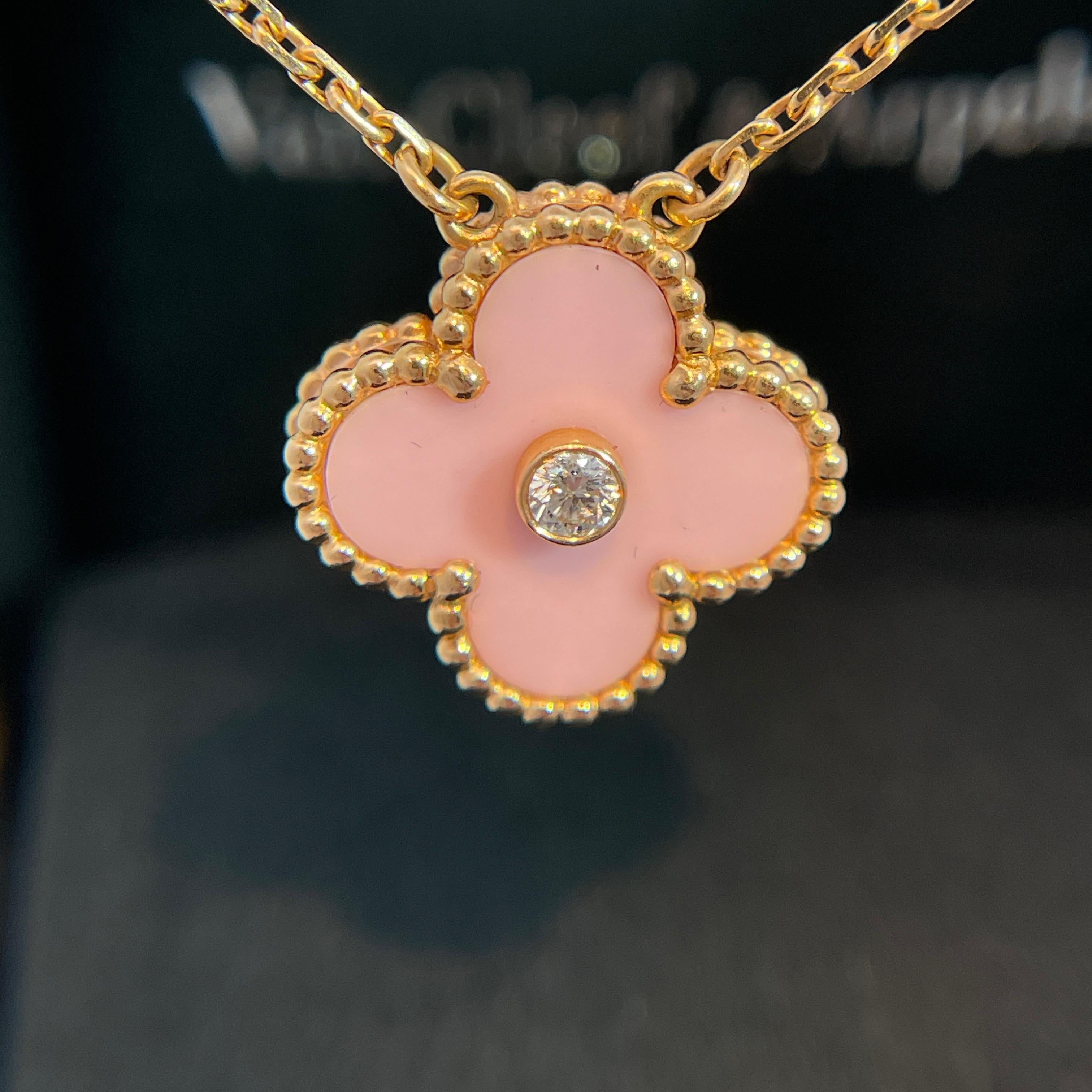 Moderne Van Cleef & Arpels Vintage 18k Rose Gold Alhambra Pink Diamond Mop Pendentif en vente