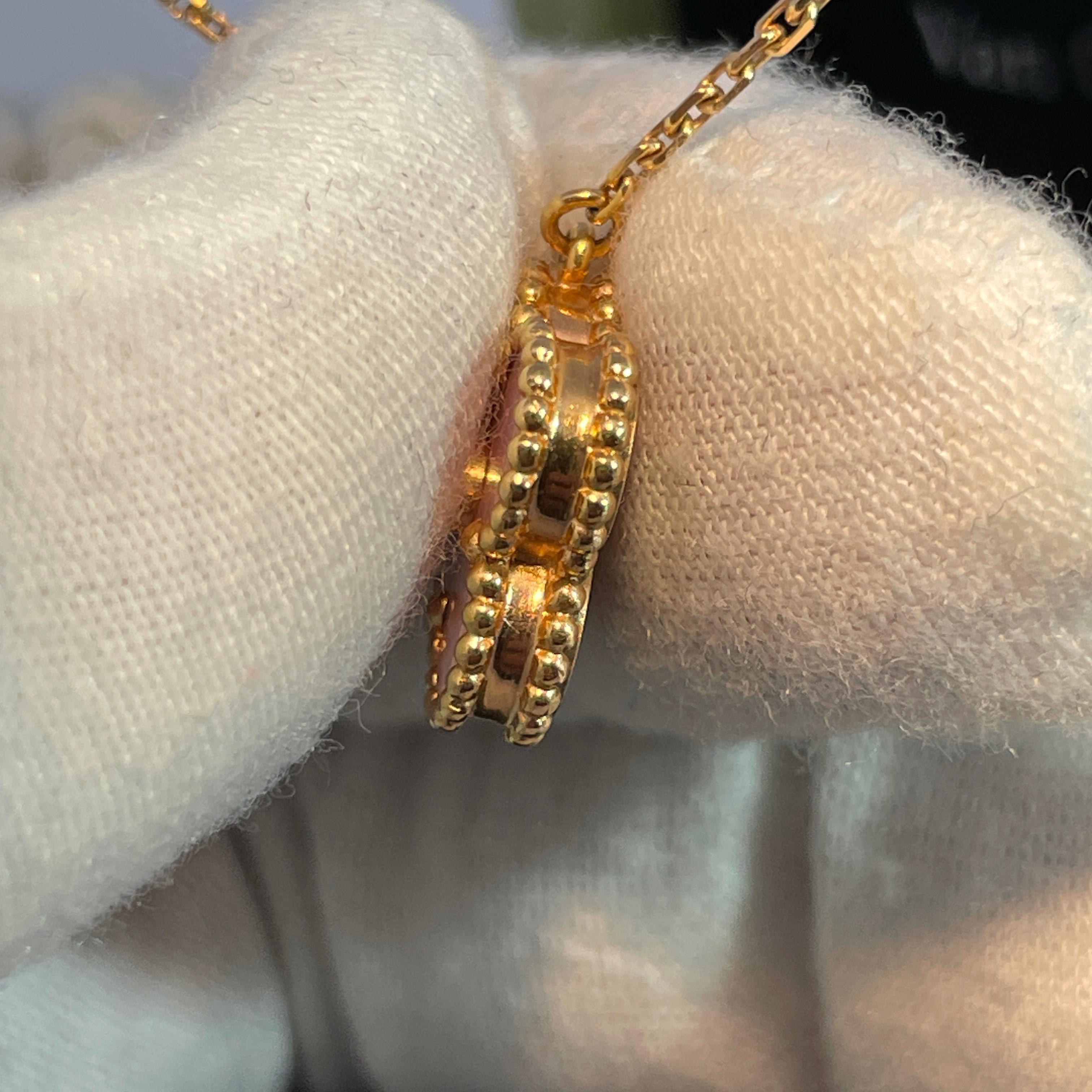 Van Cleef & Arpels Vintage 18k Rose Gold Alhambra Pink Diamond Mop Pendentif Neuf - En vente à New York, NY