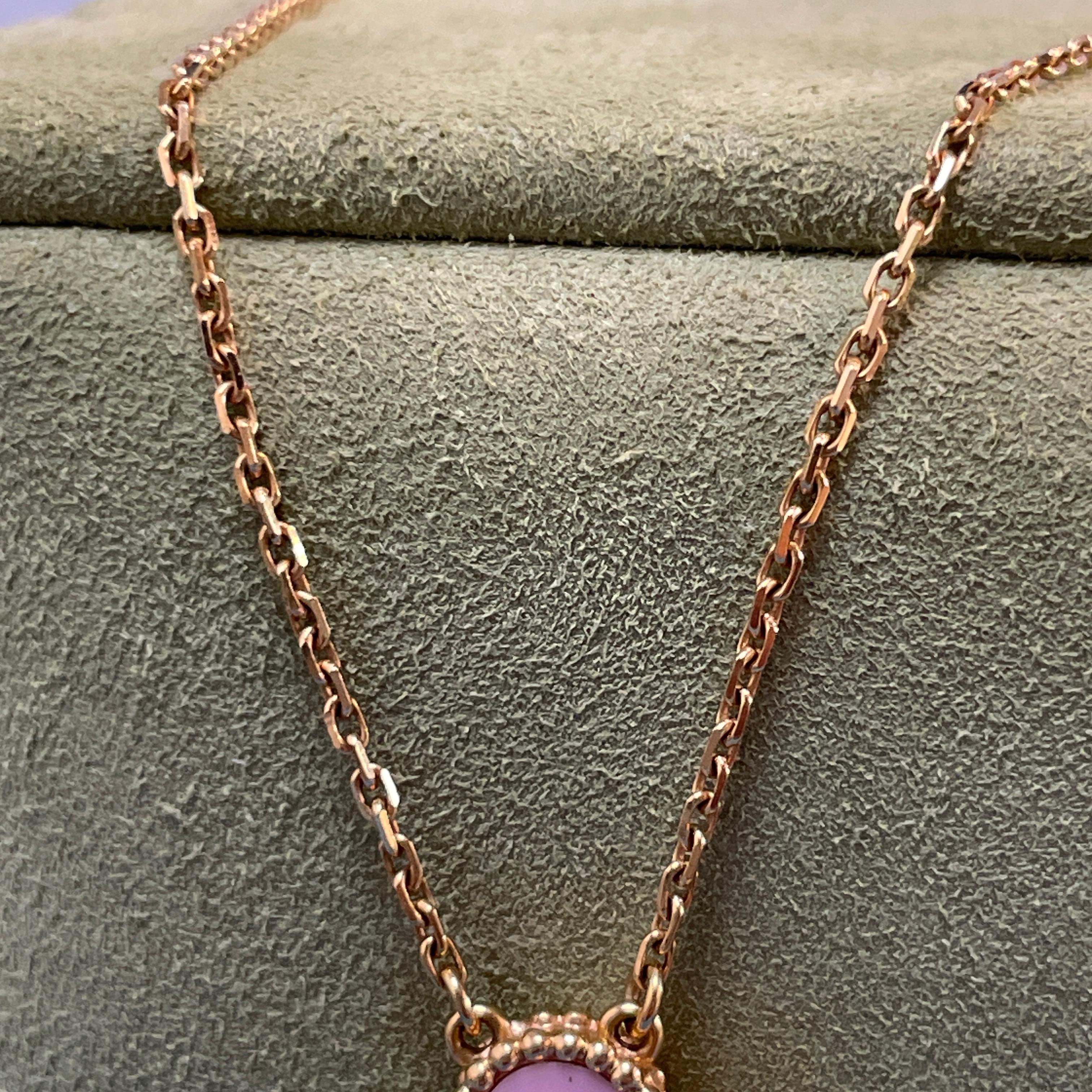 Van Cleef & Arpels Vintage 18k Rose Gold Alhambra Pink Diamond Mop Pendentif Unisexe en vente