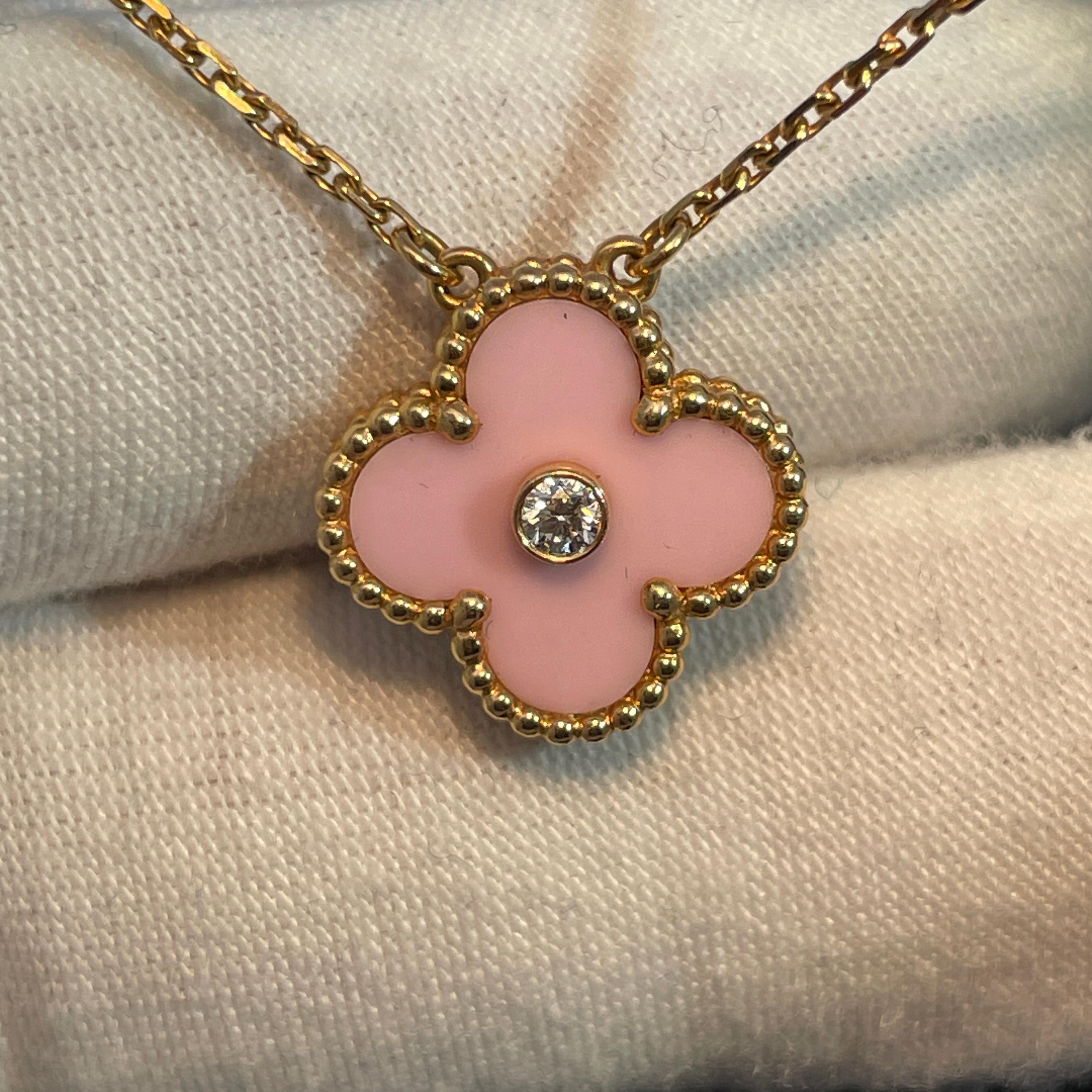 Van Cleef & Arpels Vintage 18k Rose Gold Alhambra Pink Diamond Mop Pendentif en vente 1