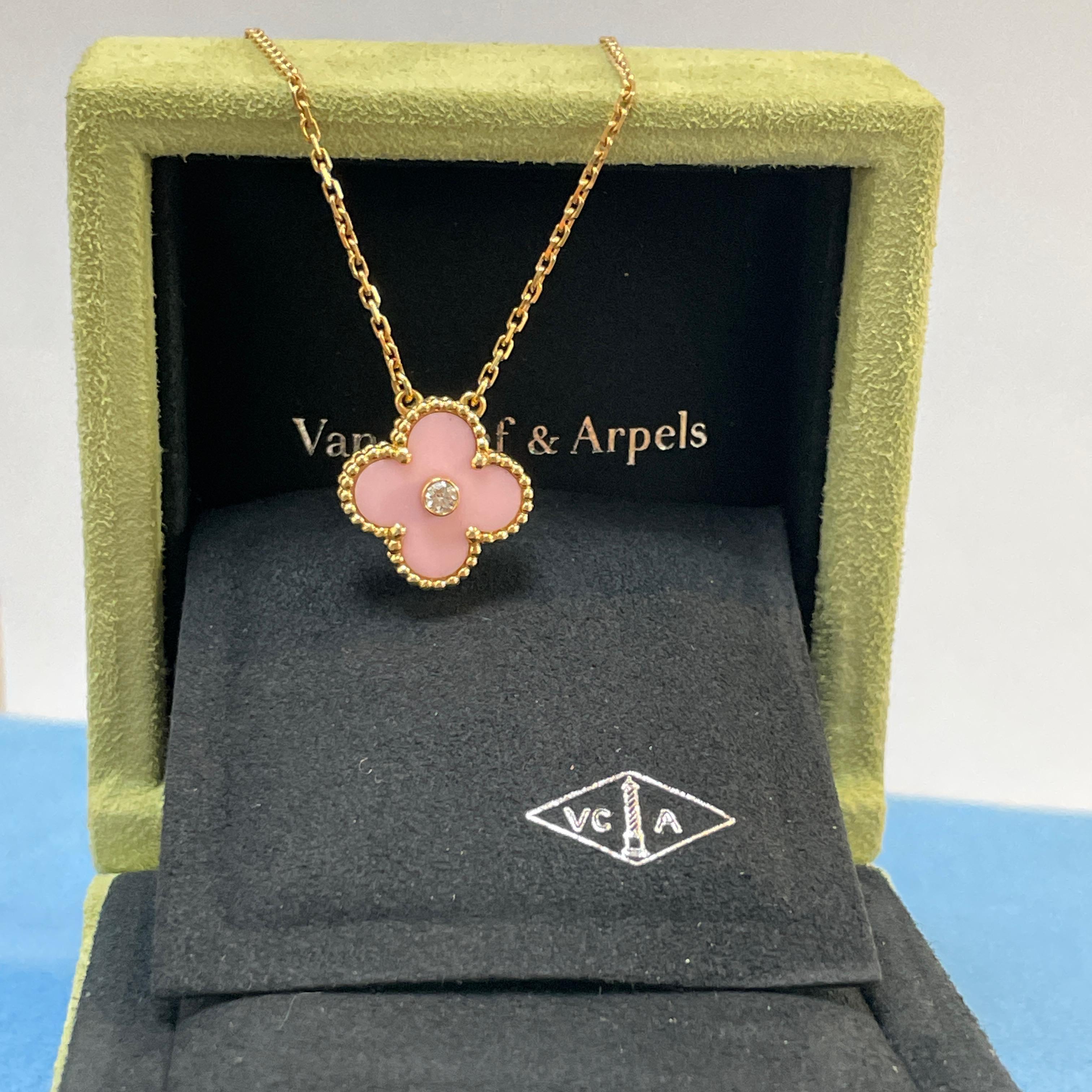Van Cleef & Arpels Vintage 18k Rose Gold Alhambra Pink Diamond Mop Pendentif en vente 2