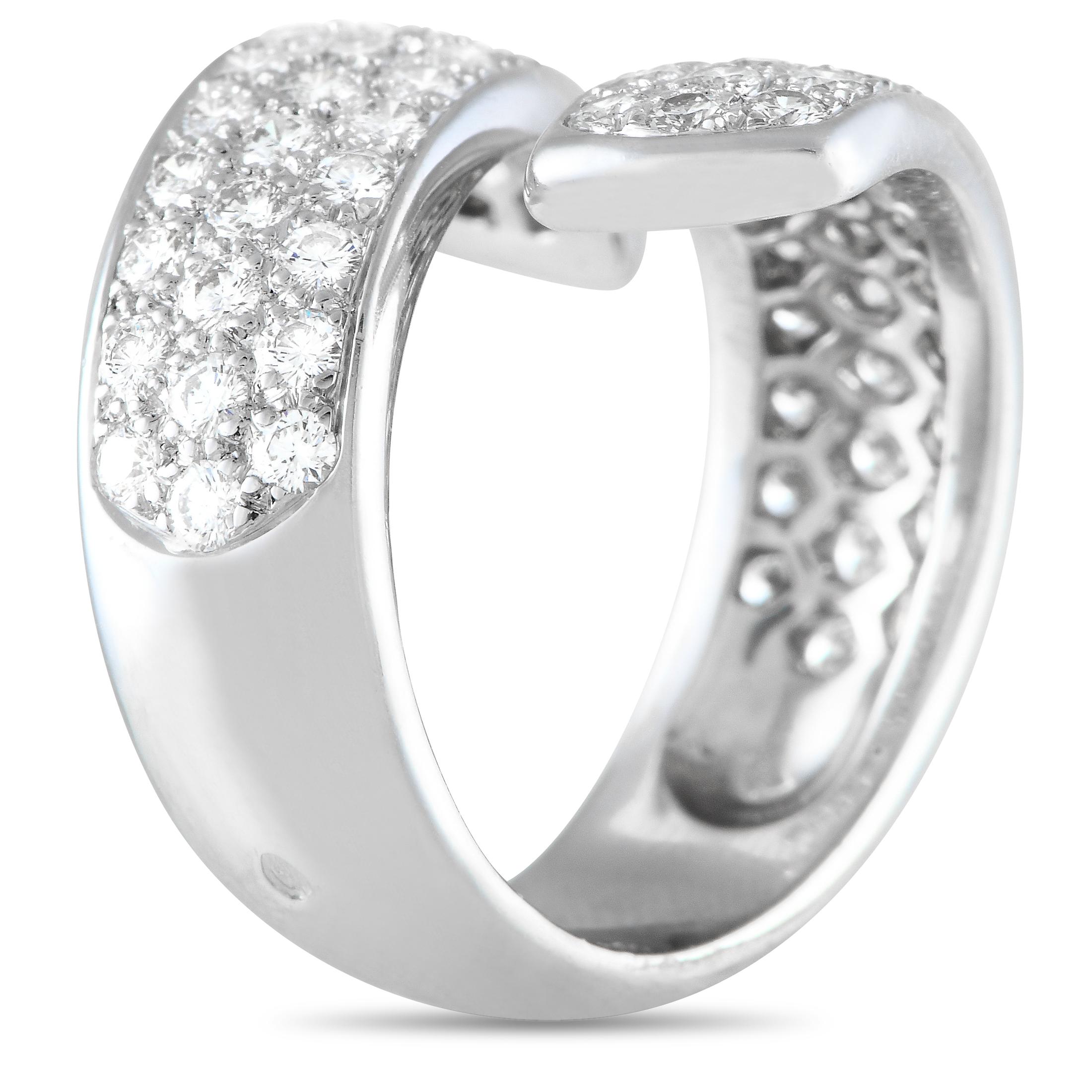 Ecco l'anello perfetto per la donna che cerca un gioiello senza tempo con un tocco divertente. Questa creazione Van Cleef & Arpels presenta un gambo aperto in stile bypass con tre file di diamanti tondi brillanti. Le dimensioni della parte superiore