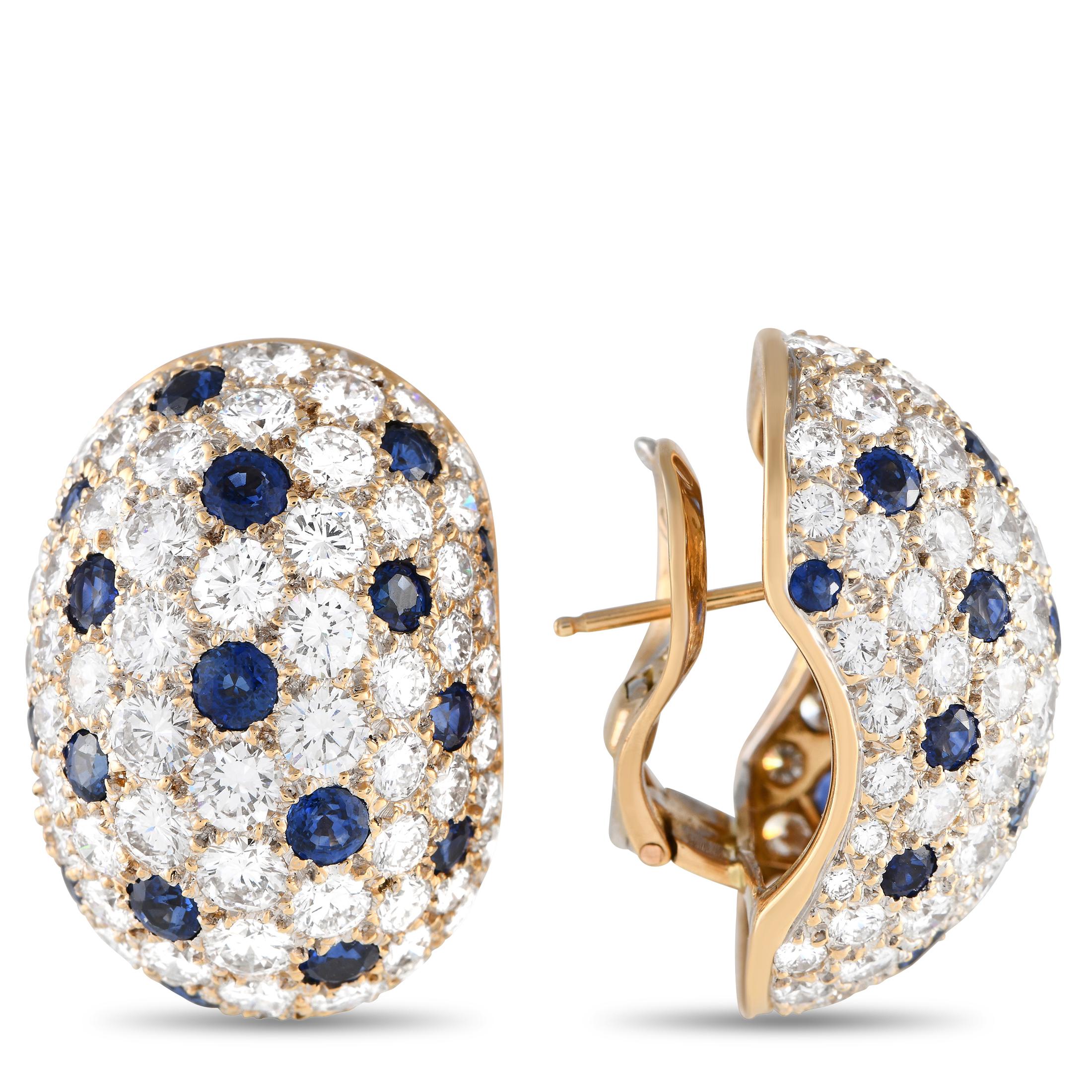 Funkelnde Diamanten mit einem Gesamtgewicht von 10,50 Karat stehen bei diesen Vintage-Ohrringen von Van Cleef & Arpels in schönem Kontrast zu strahlend blauen Saphiren. Gefertigt aus 18 Karat Gelbgold für zusätzliche Opulenz, misst jedes Stück 1,0
