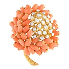 Van Cleef & Arpels Vintage Blumenbrosche aus 18 Karat Gelbgold mit 1,20 Karat Diamant und Koralle
