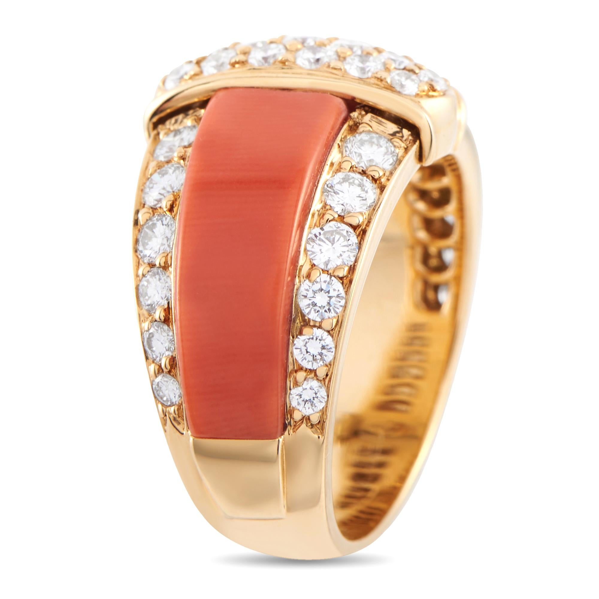 Die warme Ausstrahlung dieses Rings von Van Cleef & Arpels im Vintage-Stil unterstreicht Ihren Stil. Der Ring ist aus 18 Karat Gelbgold gefertigt und mit einer Koralle besetzt, die sich über die Hälfte des Umfangs des Rings erstreckt. Dieser